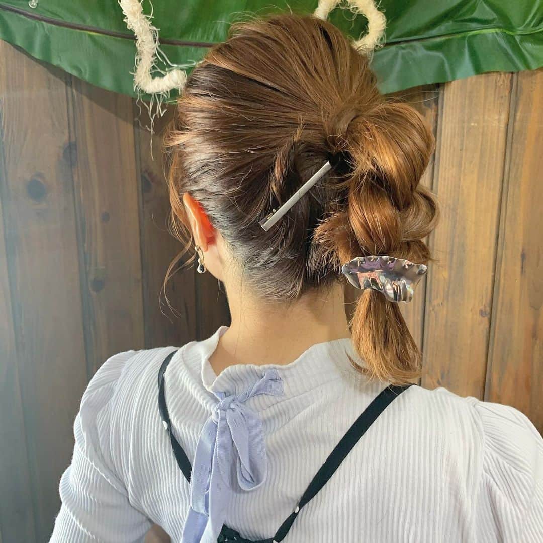 脇田明日香さんのインスタグラム写真 - (脇田明日香Instagram)「セルフアレンジ 468 パパッとできるデイリーアレンジ🎶 #ボブひとつ結び動画 * ひとつ結び＋三つ編みのみ!! 引っ詰めた感じのボブのひとつ結びに飽きてきた時にどうぞ🥰 暑い日とか髪が広がりやすい日は、このスタイルかなりスッキリ✨ 最近いつもゆいちゃんがこのヘアスタイルなので、一緒にパシャリ📸 1分まとめ動画は後ほど🙏 * ヘアアクセサリーは全部100均ダイソーでGET✨ * * #簡単アレンジ #セルフアレンジ #セルフヘアアレンジ #ヘアアレンジ動画 #アレンジ動画 #selfhairarrange  #ヘアアレンジ #hairarrange #簡単ヘアアレンジ#セルフアレンジ動画 #ボブアレンジ  #ボブヘアアレンジ動画 #ボブアレンジ動画  #ボブまとめ髪 #ボブヘアアレンジ #ボブアレンジ #ボブ髪型 #ボブ動画 #ひとつ結び #ひとつ結び動画 #ボブひとつ結び  #ピンフリーアレンジ」7月27日 10時05分 - asuka_wakita_hasegawa