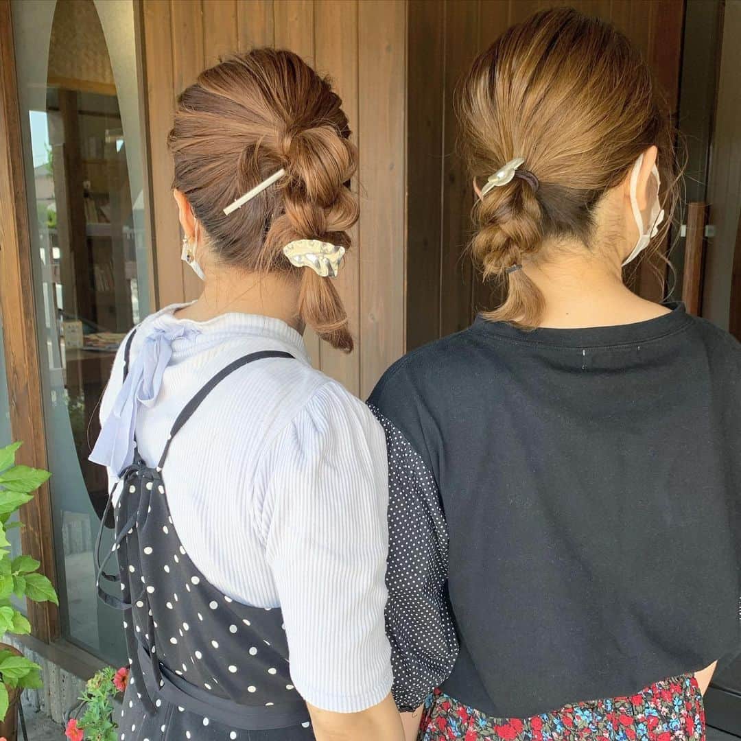 脇田明日香さんのインスタグラム写真 - (脇田明日香Instagram)「セルフアレンジ 468 パパッとできるデイリーアレンジ🎶 #ボブひとつ結び動画 * ひとつ結び＋三つ編みのみ!! 引っ詰めた感じのボブのひとつ結びに飽きてきた時にどうぞ🥰 暑い日とか髪が広がりやすい日は、このスタイルかなりスッキリ✨ 最近いつもゆいちゃんがこのヘアスタイルなので、一緒にパシャリ📸 1分まとめ動画は後ほど🙏 * ヘアアクセサリーは全部100均ダイソーでGET✨ * * #簡単アレンジ #セルフアレンジ #セルフヘアアレンジ #ヘアアレンジ動画 #アレンジ動画 #selfhairarrange  #ヘアアレンジ #hairarrange #簡単ヘアアレンジ#セルフアレンジ動画 #ボブアレンジ  #ボブヘアアレンジ動画 #ボブアレンジ動画  #ボブまとめ髪 #ボブヘアアレンジ #ボブアレンジ #ボブ髪型 #ボブ動画 #ひとつ結び #ひとつ結び動画 #ボブひとつ結び  #ピンフリーアレンジ」7月27日 10時05分 - asuka_wakita_hasegawa