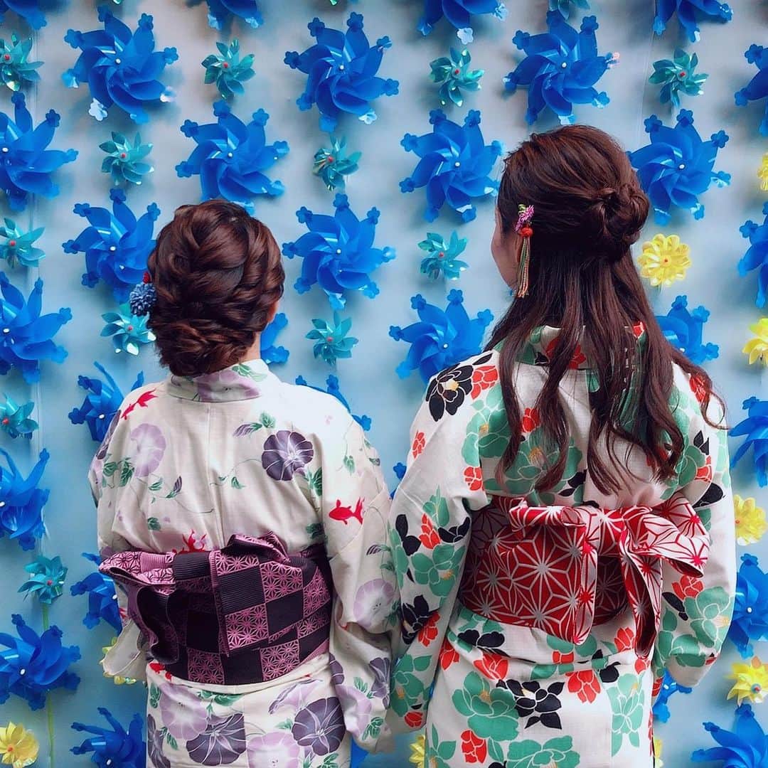 早川瀬里奈のインスタグラム：「今年初めての浴衣💞　 @asakusa_niji  ここで浴衣のレンタル着付けして貰って、浅草散歩したよ🥰 私なんかより真子ちゃんのかわいさが凄い🌟 真子ちゃんのヘアセットもよく見ると凄い凝ってて可愛い🌟 浴衣沢山種類ある中から選んで、着付けして貰ってヘアセットもついてて、お出掛け出来るの夏の思い出に素敵だよー！男性浴衣もあるからカップルでも出来るよ💞💞 浅草着物レンタル虹さんでインスタ映えする壁親切に教えて貰ったので、そこ行ったよ🥰風車⛱ #浅草着物レンタル虹 #浴衣デート #浅草レンタル着物 #浅草レンタル浴衣 #浅草着物レンタル #浅草浴衣レンタル #浅草ネイルサロン虹 #pr#浴衣レンタル可愛い #コラボべース#浅草寺」