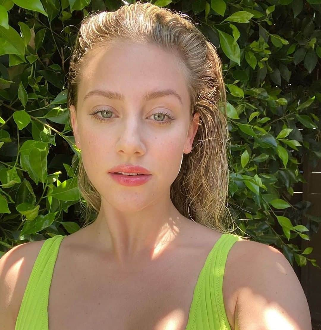 COVERGIRLさんのインスタグラム写真 - (COVERGIRLInstagram)「@lilireinhart always keeps it fresh, #CleanFresh. 💚 Re-create her fresh-faced look with the #CleanFresh collection. 🌸  #EasyBreezyBeautiful #COVERGIRLMADE #COVERGIRLCrueltyFree #CrueltyFree」7月27日 10時00分 - covergirl