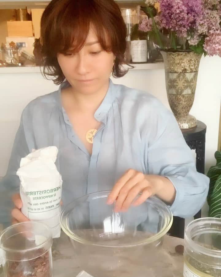 風間ゆみえのインスタグラム：「友人の身体に合わせてティザンヌのブレンドを🌿"  #ティザンヌ #フィトテラピー #植物療法 #女性ホルモンケアブレンド  しかしながら、私って、笑ってないと不機嫌な顔ね…☹️😑」