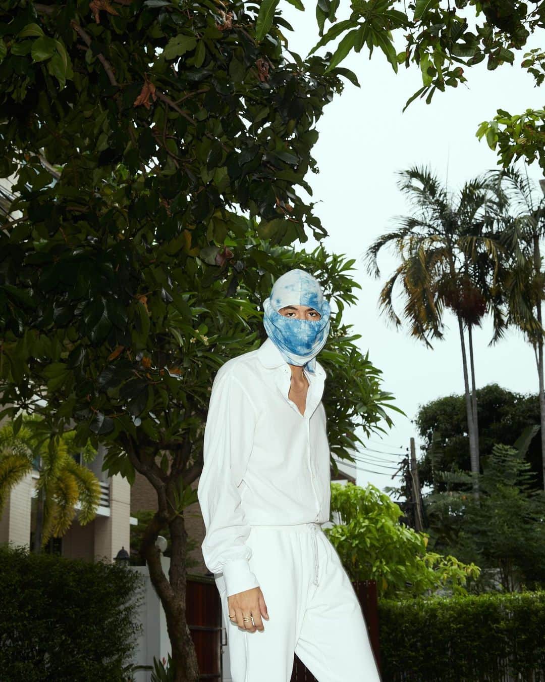 Shun Watanabeのインスタグラム：「My first time virtual styling for @philiphuangnyc  Pre Fall 2020 🌴🍹 Model: Jasper Dohrs @jdohrs  Photographer: Binn Buameanchol @dogshakesdog  Stylist: Shun Watanabe with Daneenart Burakasikorn on-ground @telm_daneenart  Jewellery by Patcharavipa @patcharavipa  I miss my BKK family @philiphuangnyc @chomchomw @duke187cm hope to see you guys soon💗🌴  #philiphuangnyc #styledbyme」