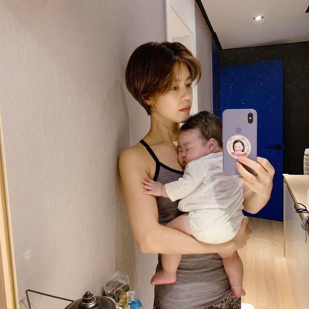のインスタグラム：「한팔웨이트중#골반에얹지않고#어깨내리고#30초유지#호흡하세요#이두만발달한다는게큰함정꼭번갈아가며안아주세요#엄마화이팅#소울이못생김주의#잠들었다#홈트하자#머리안감고눈곱안떼고시작합니다#함께해요#어디가남았는지보인다보여#뒷구리#아랫배#허벅지#엉덩이#공겨어억」