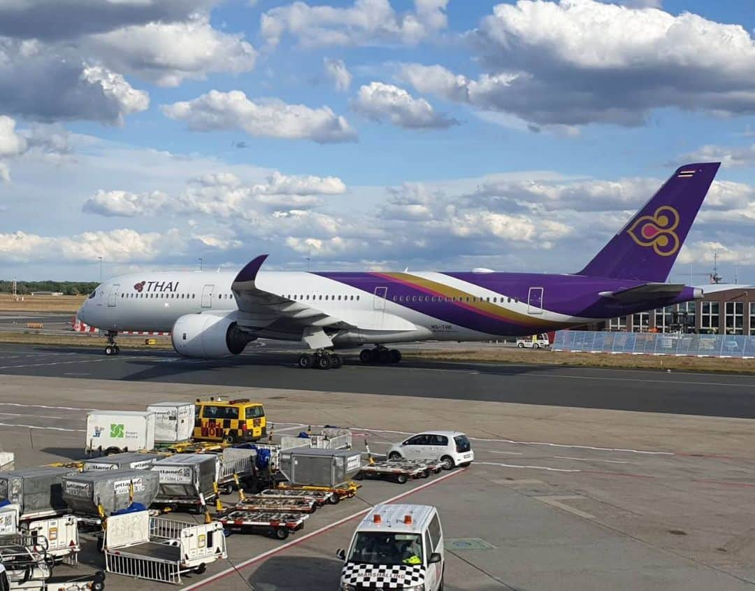 タイ航空さんのインスタグラム写真 - (タイ航空Instagram)「On 26 July 2020, THAI operated the repatriation flight from Frankfurt to Bangkok. THAI still fly to bring Thai people home. #TG923 #ThaiAirways #TGBecauseWeCare  รายงานจากสถานกงสุลใหญ่นครแฟรงก์เฟิร์ต  วันนี้ (26 กรกฎาคม 2563) สถานกงสุลใหญ่ ณ นครแฟรงก์เฟิร์ต อำนวยความสะดวกคนไทย จำนวน 240 คน ซึ่งส่วนใหญ่เป็นผู้ที่มีความยากลำบากในการดำรงชีวิตและจำเป็นต้องเดินทางกลับประเทศไทยโดยเร่งด่วน อาทิ พระสงฆ์ ผู้ป่วย นักเรียน/นักศึกษา นักท่องเที่ยวที่วีซ่าหมดอายุ และแรงงานที่หมดสัญญาจ้างงานหรือถูกเลิกจ้าง จาก 14 ประเทศ ได้แก่ เยอรมนี ออสเตรีย เบลเยี่ยม เช็คฟินแลนด์ ฝรั่งเศส กรีซ ฮังการี อิตาลี โปแลนด์ สเปน สวีเดน สวิตเซอร์แลนด์ และสหราชอาณาจักร เดินทางกลับประเทศไทยโดยสายการบินไทย เที่ยวบินที่ TG 923 ซึ่งออกเดินทางจากนครแฟรงก์เฟิร์ต เวลา 21.36 น. ตามเวลาท้องถิ่นของเยอรมนี และมีกำหนดถึงท่าอากาศยานสุวรรณภูมิ วันที่ 27 กรกฎาคม 2563 เวลา 12.30 น.」7月27日 10時16分 - thaiairways