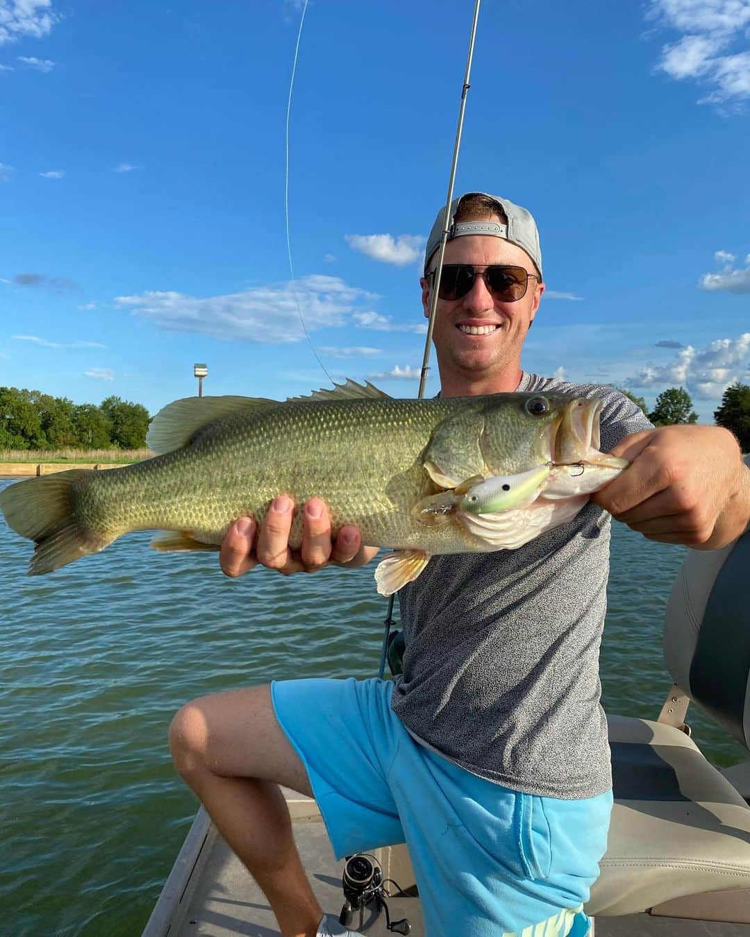 ジャスティン・トーマスのインスタグラム：「@lukebryan 5/5 yelp review as a fishing guide. Caught a few lunkers this evening!!! #rippinlips🎣」