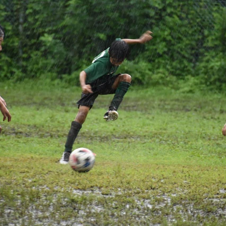 Kaori Takinoのインスタグラム：「昨日のサッカー大会はすごかったです...。 田んぼの中でサッカーやってるのか？？ムツゴロウのサッカー大会なのか？？コート内の水溜まりはもはや沼。 体力面、強化しないといけませんね...。こんな中でも強いチームはしっかりサッカーできてますからね。  #サッカー #サッカー少年 #大森fc #大雨#グランドがもはや沼#サッカーホリック#いつまでも泥が出てくるユニフォーム#手洗い#ブラックコーヒーが薄い麦茶になったあたりで断念#洗濯機へ#奇跡の一枚 #準優勝#寝る前のマッサージ#怪我しないように#成長を妨げないように」