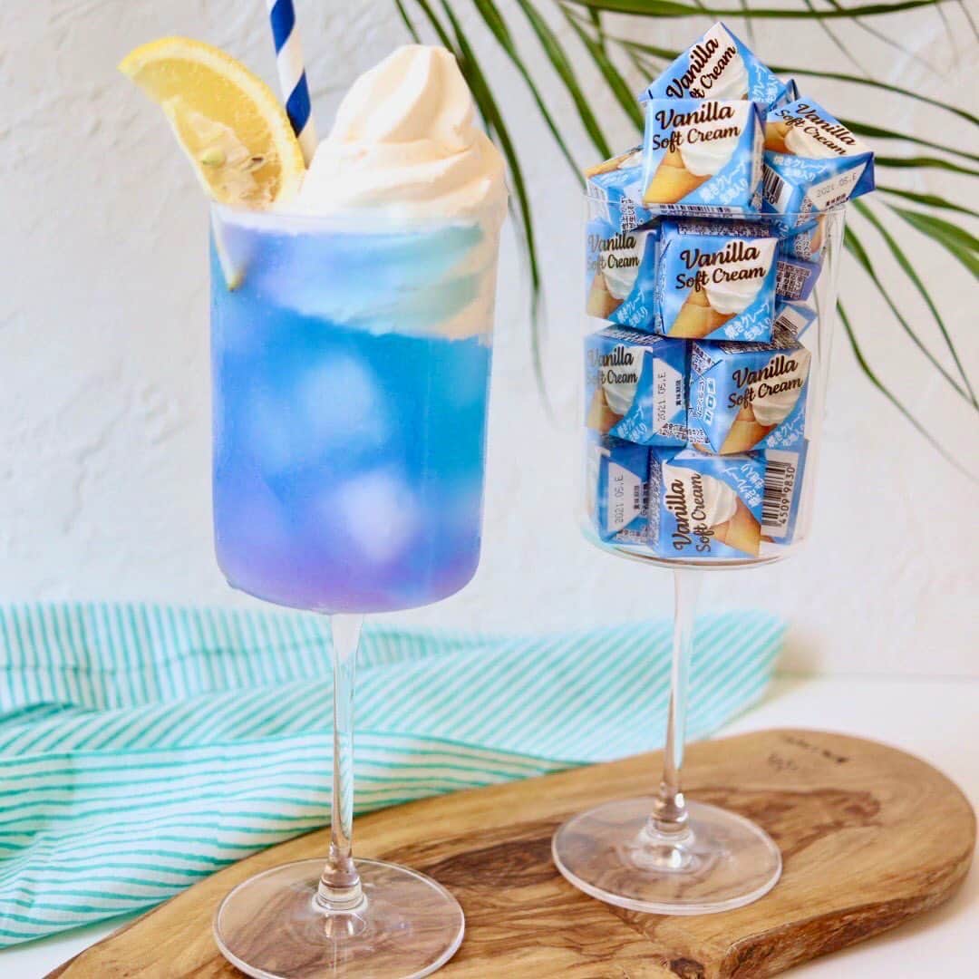 チロルチョコのインスタグラム：「【ローソン先行】 バニラソフトのご紹介です🍨  チョコレートの甘さを抑えてミルクの風味やコクを表現した、バニラソフト味の「チロルチョコ」を開発しました👩‍🍳  粉砕焼きクレープ生地を使用し、軽い口当たりに仕上げています😋  すっきりした甘さのソフトクリーム風味チョコレートの中に、サクサク食感の焼きクレープ生地を閉じ込めました🥺🎖  夏に相応しい爽やかな味わいのチョコレートです🌞🌴🌺✨  是非お試し下さい🧚‍♀️  #tirol #tirolchoco #チロルチョコ #チロル #チョコレート #おやつタイム #chocolate   #おやつ #onmytable #sweetstable #スイーツ部 #おうちカフェ #日々の暮らし #sweettooth  #チョコ #おやつの時間  #スイーツ女子  #スイーツ男子  #チョコラブ  #chocolatelover  #snack #スイーツ大好き #sweetsmile #スイーツ  #shopチロルチョコ#バニラソフト」
