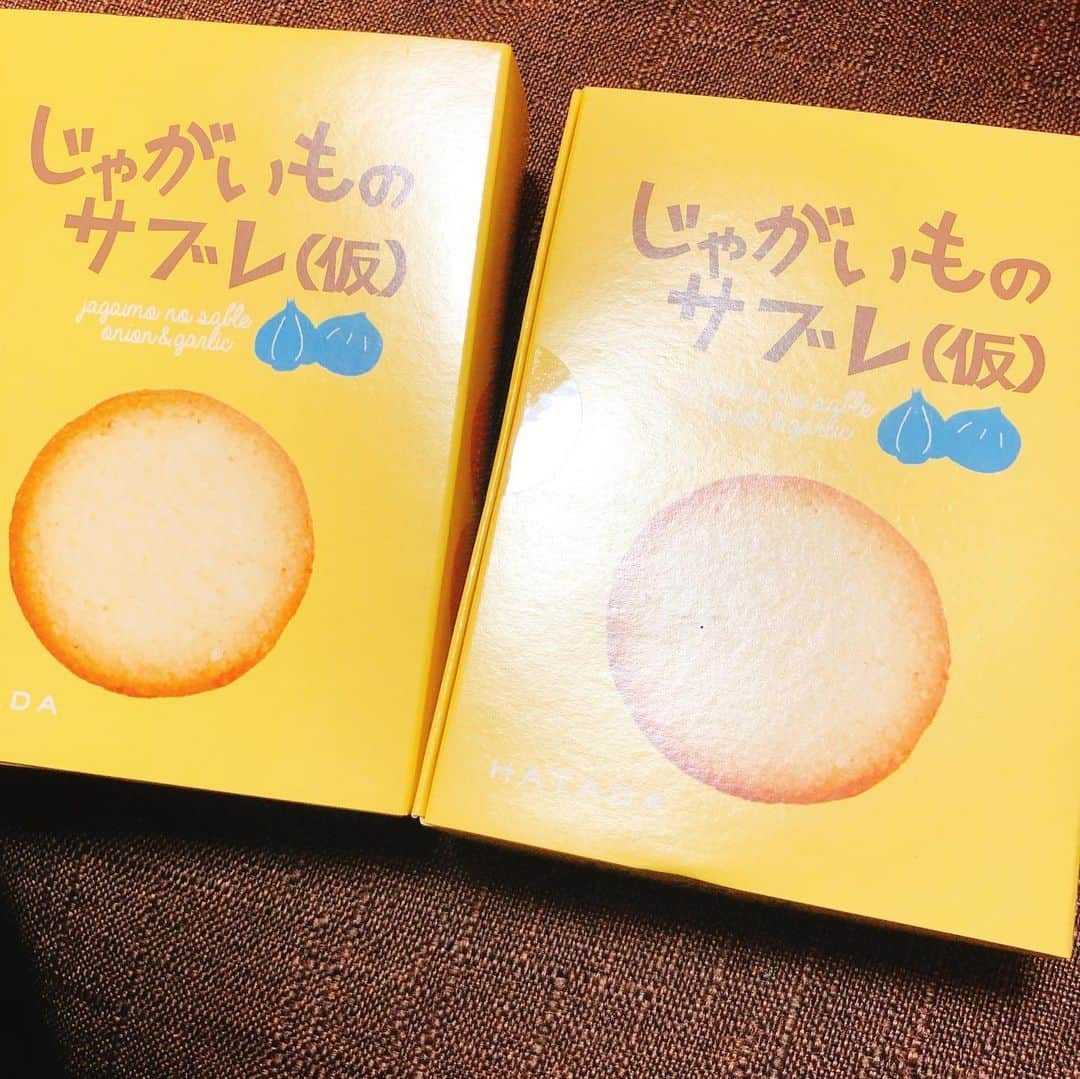 むらせさんのインスタグラム写真 - (むらせInstagram)「みかんさんが『じゃがいものサブレ(仮)』をくれた😆🥔 . . #じゃがいもサブレ #ハタダ #みかん #むらせ #オネージャー #味の感想ね  #貰ったからって容赦しません  #ほんのり甘くて美味しいのです　 #食べると止まらないのです🥮 #皆さんにも食べてみて欲しいのです😋 #また食べたい。。。🤣」7月27日 10時30分 - murase_yuichi