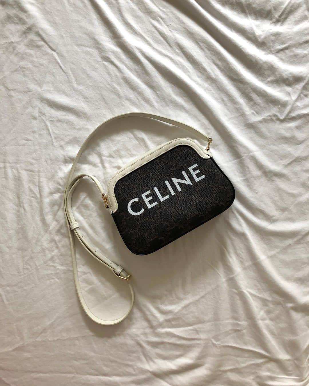 黒田エイミのインスタグラム：「New bag❤️ 今の気分にぴったり  @celine #celine #celinebyhedislimane」