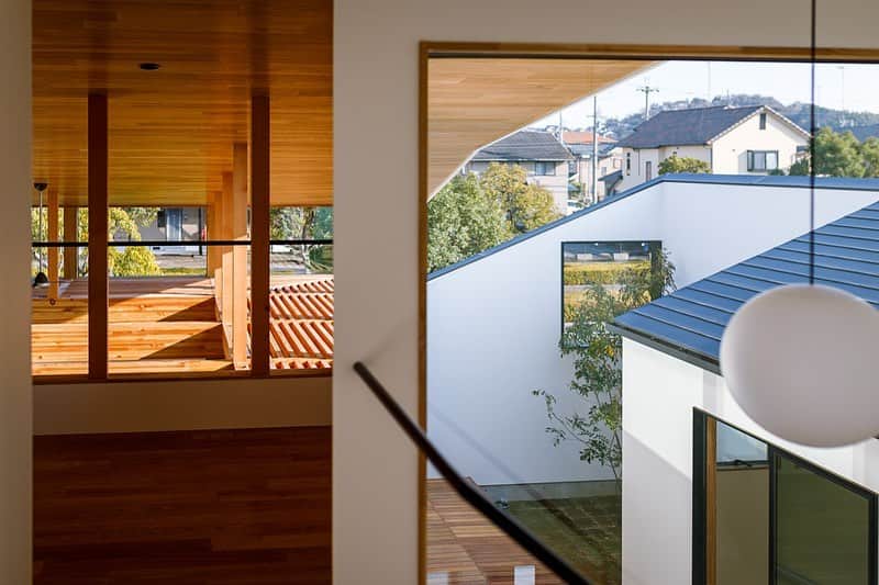 のインスタグラム：「2階階段、ロフトから♪ : ■haus-cros■ 兵庫県赤穂市 #haus_cros : #建築 #住宅 #一戸建て #新築 #リビング #デザイン #設計 #設計事務所 #ロフト #建築家と建てる家 #建築家 #建築デザイン #インテリア #建築家デザイン #家づくり #ダイニング #神戸 #中庭のある家 #中庭住宅 #階段 #ウッドデッキ #中庭 #architect #architecture #livingroom #interior #instahome #courthouse #一級建築士事務所haus」