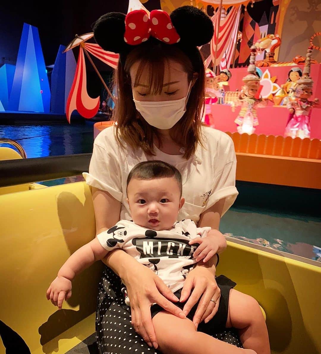 友稀サナさんのインスタグラム写真 - (友稀サナInstagram)「2家族でランド🐭🌈 雨が降ったり止んだりで変な天気だったなー😂🌿 . 甥っ子は休園を理解していてずっと再開を待ち望んでいたので凄く喜んでいました😭✨ 今も小さいけど、もっと小さい頃から一緒に来てた思い出の場所🧸🎈 子供ながらに記憶はしっかりあって、「○○したよね〜」とか1年前にディズニーであった話とかしてくるの🤣ビックリ😬🗯覚えててくれたのね😢♥️おばさん泣ける〜🥺💬 . 息子はアトラクションでも安定のノーリアクションだったけど、キョロキョロ周りを見渡しては沢山脳に情報を仕入れていたよ👾🎈 少しでも記憶に残ればいいな…🤣💕 . パパも息子とならまた来てもいいかな〜🐭🌈ってさ🥴 (っしゃ💪‼️) . . . #子連れディズニー  #ディズニーランド  #ディズニー#ディズニーデビュー  #家族ディズニー #東京ディズニーランド  #tokyodisneyresort  #tokyodisneyland  #disney#disneyland  #赤ちゃんとディズニー #赤ちゃんとお出かけ  #生後5ヶ月#男の子ママ  #男の子ベビー#ママリ#ママライフ  #dヲタさんと繋がりたい #dヲタさんと仲良くなりたい  #dヲタ#ミニヲタ#ミニーマウス  #息子の笑顔が見れるなら #えんやこーら」7月27日 10時38分 - sana0810yuuki