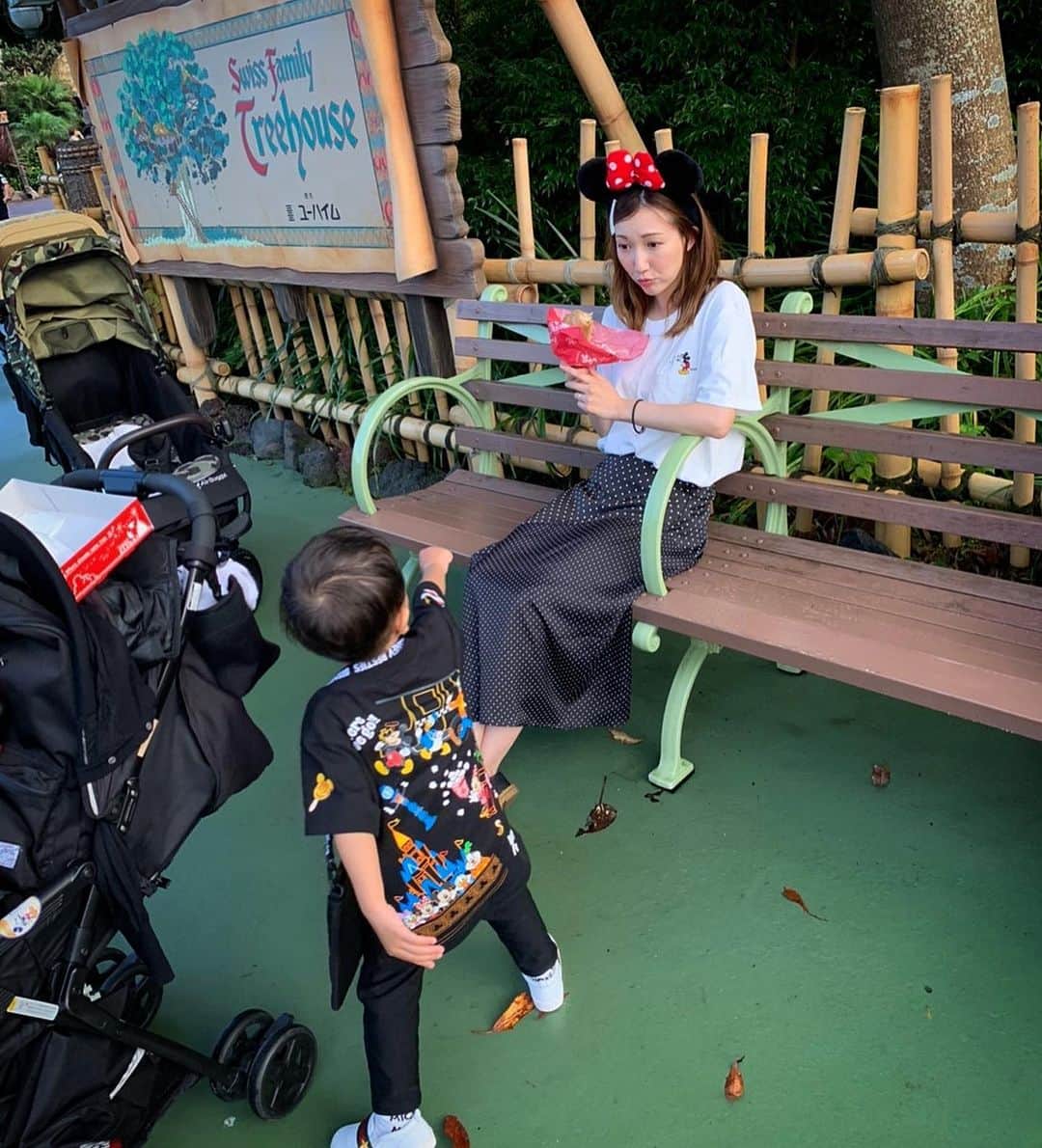 友稀サナさんのインスタグラム写真 - (友稀サナInstagram)「2家族でランド🐭🌈 雨が降ったり止んだりで変な天気だったなー😂🌿 . 甥っ子は休園を理解していてずっと再開を待ち望んでいたので凄く喜んでいました😭✨ 今も小さいけど、もっと小さい頃から一緒に来てた思い出の場所🧸🎈 子供ながらに記憶はしっかりあって、「○○したよね〜」とか1年前にディズニーであった話とかしてくるの🤣ビックリ😬🗯覚えててくれたのね😢♥️おばさん泣ける〜🥺💬 . 息子はアトラクションでも安定のノーリアクションだったけど、キョロキョロ周りを見渡しては沢山脳に情報を仕入れていたよ👾🎈 少しでも記憶に残ればいいな…🤣💕 . パパも息子とならまた来てもいいかな〜🐭🌈ってさ🥴 (っしゃ💪‼️) . . . #子連れディズニー  #ディズニーランド  #ディズニー#ディズニーデビュー  #家族ディズニー #東京ディズニーランド  #tokyodisneyresort  #tokyodisneyland  #disney#disneyland  #赤ちゃんとディズニー #赤ちゃんとお出かけ  #生後5ヶ月#男の子ママ  #男の子ベビー#ママリ#ママライフ  #dヲタさんと繋がりたい #dヲタさんと仲良くなりたい  #dヲタ#ミニヲタ#ミニーマウス  #息子の笑顔が見れるなら #えんやこーら」7月27日 10時38分 - sana0810yuuki