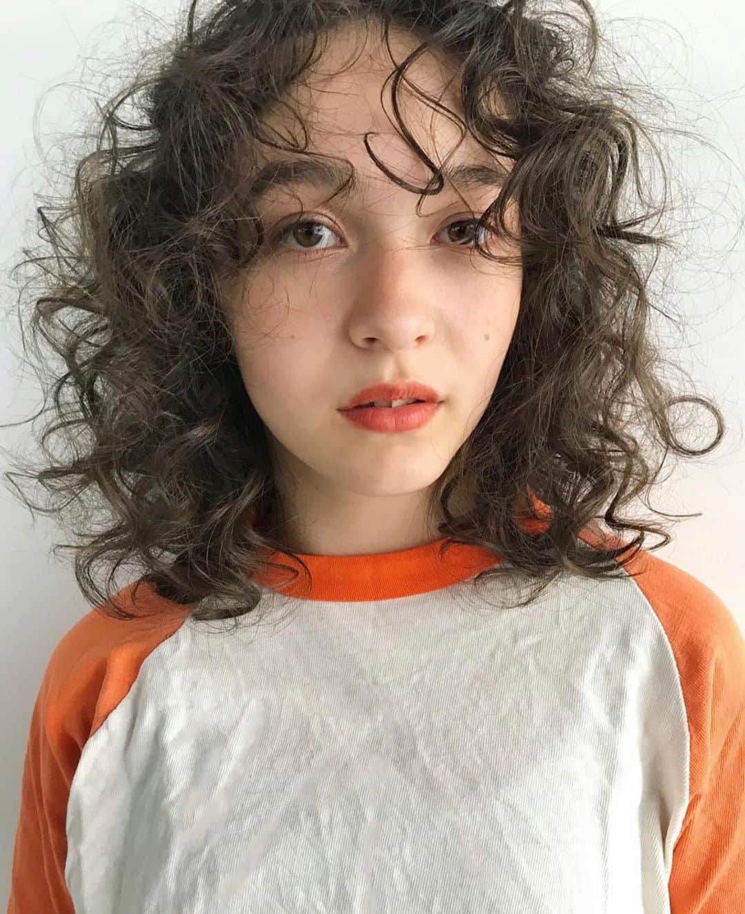 のインスタグラム：「カール感がしっかりあるパーマは、 いかがですか…🐬🐬 . @oka_nanuk ✂︎ . #おカット #guestnanuk」