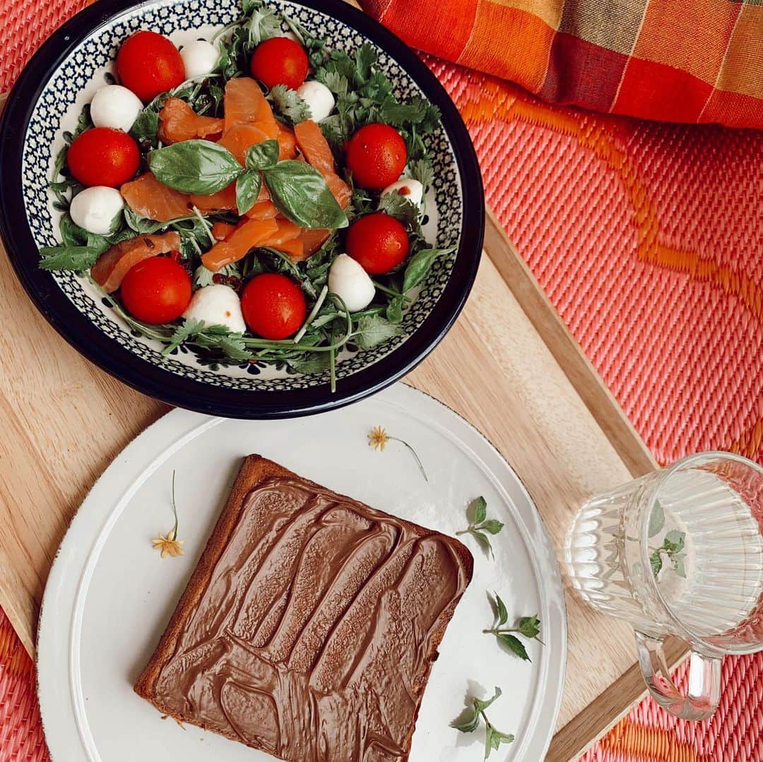 のインスタグラム：「ベランダで育ててるバジルとミントをサラダとお水に入れたよ！🥗🙏🏽💖💦 自分で育てた物を食べて、それが血となり肉となる。土に触れて太陽を浴びて、それだけでも素晴らしいのに、更に気付いたの。まるで自分の身体に水をやって手入れしているようだなって！自分の一部みたいな！だって後から食べて、私になるんだもん！そうでしょ？☺️💖🌱 生き物に触れるって、素晴らしいな。🌞 #ミニミニ家庭菜園日記 ！💞🌱 #Rihwa #サラダ」