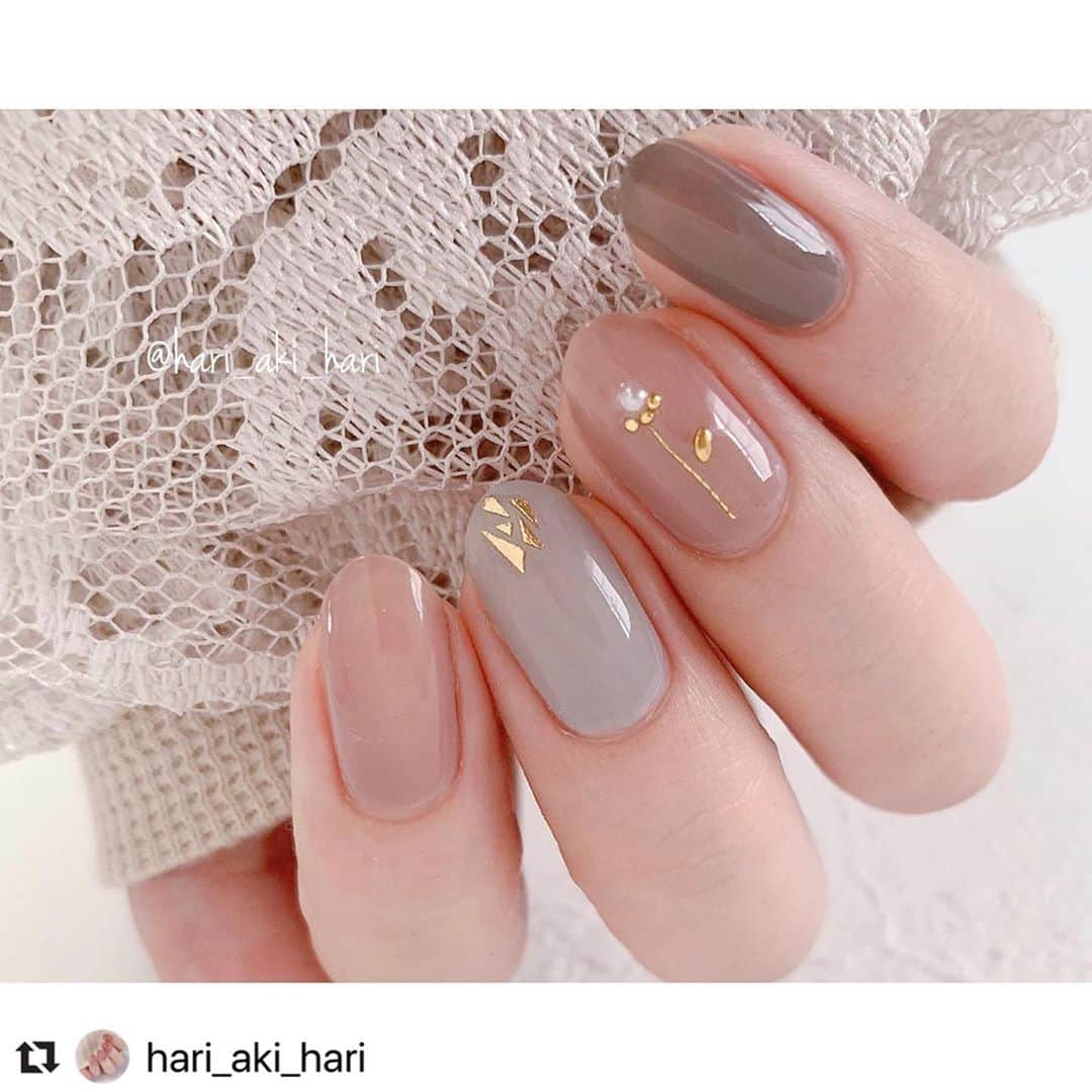 のインスタグラム：「\✨24 _7シリーズ限定色のご紹介✨/ ⠀ 先日情報解禁をした9/16発売の24_7シリーズ限定カラーを公式アンバサダーの @hari_aki_hari さまにご紹介頂きました❤️ ⠀ 発売前から反響の多い24 _7のくすみカラー✨発売をお楽しみに！   #24_7シリーズ　#nailholic24_7  #ネイルホリック24_7  #くすみカラー  ・・・ 2020.7.25.Sat﻿ ﻿ ♢♡♤♧NAIL HOLIC♢♡♤♧﻿ ﻿ 24_7シリーズからは限定色が発売されます﻿ 今回のラインナップは秋らしいくすみカラーがたくさん！﻿ どのカラーもトーンが統一されているので、どれを組みあわせても可愛いデザインができると思います﻿ ﻿ お花はサロンさんを参考にしてみました～﻿ ﻿ キャンメイク ピールオフベースコート﻿ NAIL HOLIC #BE390﻿ NAIL HOLIC #PK890﻿ NAIL HOLIC #GY090﻿ セシェヴィート﻿ ラコララン トップコート﻿ 通販 スタッズ、パールetc﻿ ﻿ #セルフネイル部 #セルフネイル #ロカリネイル  #美甲 #nailholic_kose #nailholic #フラワーネイル  #手元くら部」