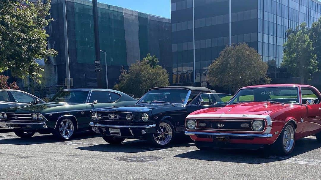 ケビン・ハートさんのインスタグラム写真 - (ケビン・ハートInstagram)「Old school muscle on a beautiful Sunday.... #PlasticCupBoyzCarClub」7月27日 11時06分 - kevinhart4real