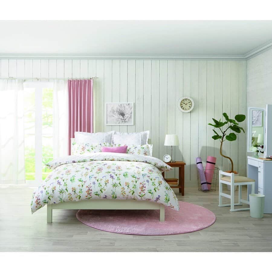 「お、ねだん以上。」ニトリ公式アカウントさんのインスタグラム写真 - (「お、ねだん以上。」ニトリ公式アカウントInstagram)「ピンク×花柄でベッドルームをフェミニンに🌹 1日の始まりと終わりを過ごす大切な場所で、心も体も安らぐプライベートタイムを✨ . 面積の大きいカーテンやラグはピンクでまとめ、寝具は花柄のカバーを組み合わせるとお部屋全体がよりやわらかな空間に。 ベッドサイドやドレッサーにフラワーアレンジメントやグリーンを飾ると、寝具と色が繋がってお部屋のアクセントにもなりますよ👍 . 心身ともにリラックスしたい時には、アロマディフューザーで「香り」を取り入れてみるのはいかがですか？🌼 お気に入りの香りに包まれてゆったりとした気分で眠ることができ、まるで花柄の寝具から香っているみたい♡ . ピンクや花柄をメインに、自分好みのインテリアを集めたベッドルームで心も体も癒しませんか？ . ニトリの商品を使ったベッドルームコーディネートの写真に #mynitori を付けて投稿していただくと、いいね、リポストさせていただくかも🎀 . 【アイテム例：写真1枚目】 商品名：4050サイズポスターフレーム マット付N3(ホワイト) お値段：909円（税別） 商品コード：8143228 . 【アイテム例：写真3枚目】 商品名：ヌードプーフ お値段：1,818円（税別） 商品コード：7806022 . 商品名：プーフ専用カバー(コットンフリンジ) お値段：3,173円（税別） 商品コード：7806021 . 【アイテム例：写真4枚目】 商品名：ブラインド(リンクス3 IV 130X138) お値段：1,195円（税別） 商品コード：7410566 . 商品名：ハーバリウム　フィオレ(ローズ) お値段：881円（税別） 商品コード：8181324 . 商品名：アロマディフューザー カメオ(スノーウィムスク) お値段：925円（税別） 商品コード：8184164 . 【アイテム紹介：写真5枚目】 商品名：ダブルベッドフレーム(カーシーTDB) お値段：36,945円（税別） 商品コード：2212990 . 商品名：フリーテーブル(カーシーLBR) お値段：9,250円（税別） 商品コード：1510178 . 商品名：三面鏡ドレッサー(クレール WH) お値段：27,686円（税別） 商品コード：5510200 . 【アイテム例：写真6枚目】 商品名：遮光2級・防炎・50サイズカーテン(パレット2 ローズ 100X200X2) お値段：5,446円（税別） 商品コード：7319106 . 商品名：ホコリがとれやすいラグ(クリーンアップ RO 直径180) お値段：4,621円（税別） 商品コード：7226108 . 【アイテム紹介：写真7枚目】 商品名：ひもなしラクラク掛け布団カバー　ダブル(Nグリップフロル D) お値段：3,695円（税別） 商品コード：7516303 . 【アイテム紹介：写真8枚目】 商品名：枕カバー(フロル) お値段：740円（税別） 商品コード：7516311 . 商品名：ジャンボクッションカバー(フロル) お値段：925円（税別） 商品コード：7516312 . 【アイテム紹介：写真9枚目】 商品名：掛け時計 ピアトラ(WH) お値段：1,843円（税別） 商品コード：8172544 . 商品名：テーブルランプ　ニュープリエ(C-173T) お値段：1,843円（税別） 商品コード：8320509 . 商品名：小物トレー レトン(YS1611075) お値段：925円（税別） 商品コード：8111109 . 【アイテム紹介：写真10枚目】 商品名：ウンベラータ(120cm) お値段：7,399円（税別） 商品コード：8240807 . 商品名：ラナンキュラスフラワーアレンジメント ベース付き(WH) お値段：1,380円（税別） 商品コード：8240841 . 商品名：パキラ　Ｍ(F355-PU375/82NT) お値段：952円（税別） 商品コード：8240564 . ※家具はニトリネットでゆっくりご覧いただけます。 ※写真には演出品を含みます。 ※入荷待ちの商品についてはお届けまでに日数をいただく場合がございます。 ※一部の店舗、通販サイトでは展示や在庫がない場合がございます。 ※一部の商品の価格は変動する可能性があります。 . #mynitori #ニトリ #おねだん以上 #ニトリで購入 #ニトリ購入品 #インテリア雑貨 #カーテン #ニトリのベッド #家具 #クッション #寝室インテリア #ベッドルーム #寝室 #お部屋作り #マイルーム #おしゃれインテリア #インテリアコーディネート #居心地の良い空間 #模様替え #フェミニンコーデ #暮らしを整える #暮らしを楽しむ #雰囲気のある暮らし #癒し空間 #植物のある暮らし #雑貨好き #インテリア好き #インテリア好きな人と繋がりたい #インテリア #暮らしの道具」7月27日 11時00分 - nitori_official