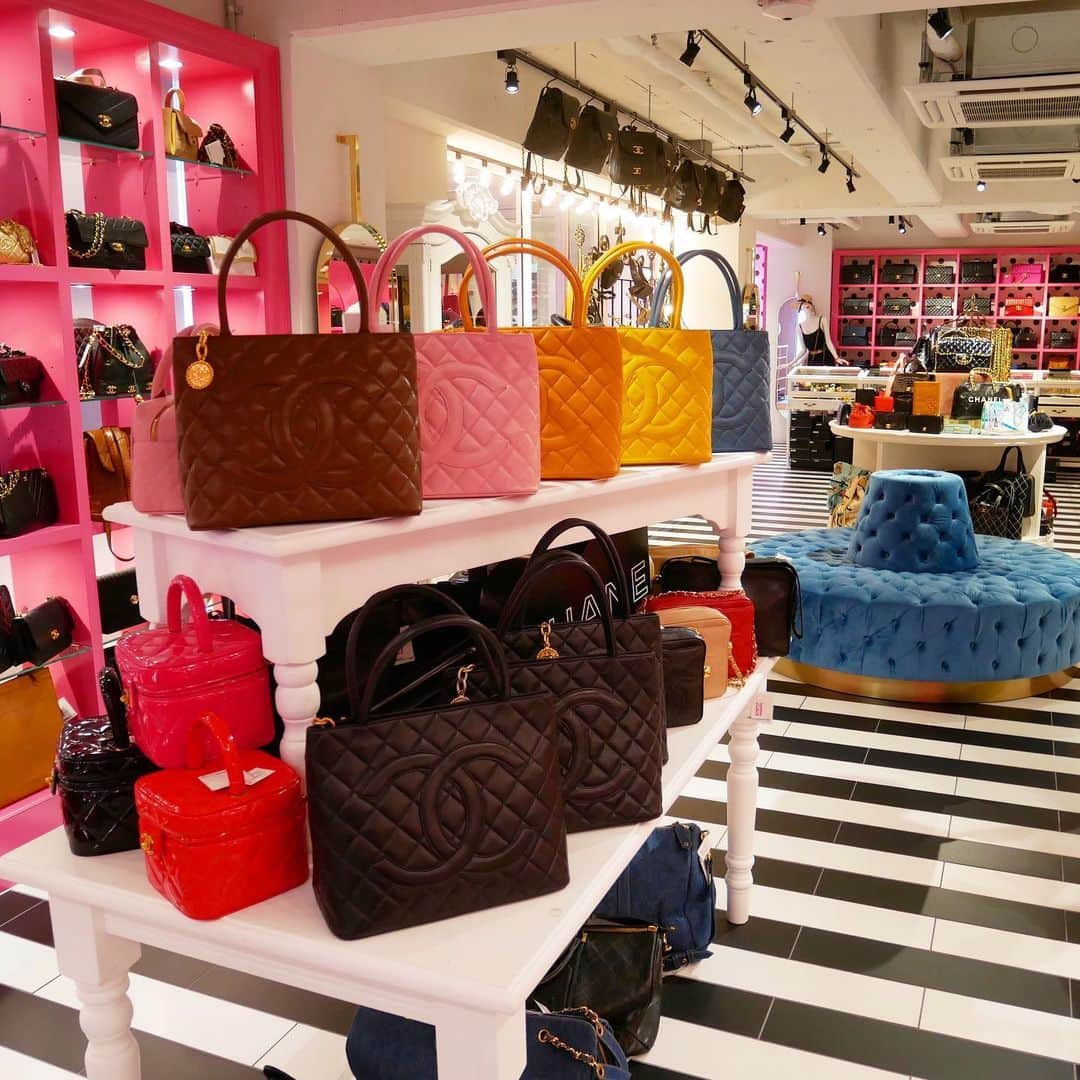 Vintage Brand Boutique AMOREさんのインスタグラム写真 - (Vintage Brand Boutique AMOREInstagram)「おはようございます🧚🏻‍♀️🧚🏼‍♂️🧚🏼 AMORE 表参道店オープン致しました。本日の営業時間は11:00~20:00となっております🙌🏽 皆様のご来店お待ちしております❤️ AMORE Omotesando is open 11:00~20:00 Come visit us in AMORE Omotesando for the finest vintage Chanel collection🧝🏼‍♀️ お問い合わせ /  for more info 💌→ info@amorevintagetokyo.com  #ヴィンテージ #シャネル #ヴィンテージシャネル #ココ #ココマーク #ヴィンテージブランドブティック #アモーレ #アモーレトーキョー #アモーレワードローブ #表参道 #青山 #東京 #vintagebrandboutique #AMORE #amoretokyo #Tokyo #Omotesando #amorewardrobe」7月27日 11時03分 - amore_tokyo
