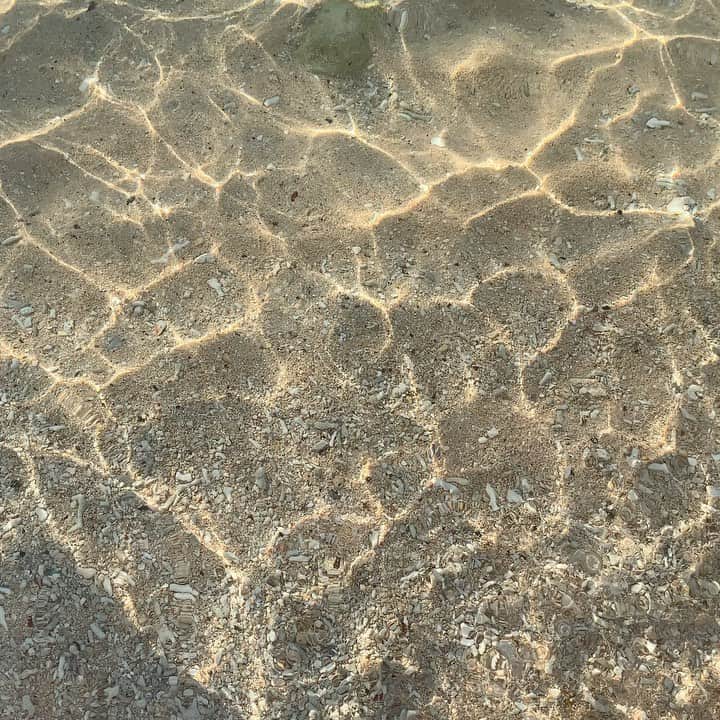 のインスタグラム：「おはようございます☀︎﻿ 沖縄の海綺麗だったなぁ〜〜﻿ 見ているだけで癒される🥺﻿ ﻿ また行けるように頑張ろう＾＾﻿ ﻿ お仕事行って来ます٩(๑❛ᴗ❛๑)۶  #海 #波の音 #癒し #綺麗 #沖縄 #旅の思い出 #旅行好きな人と繋がりたい #連休明け #ハートロック #ティーヌ浜ビーチ」