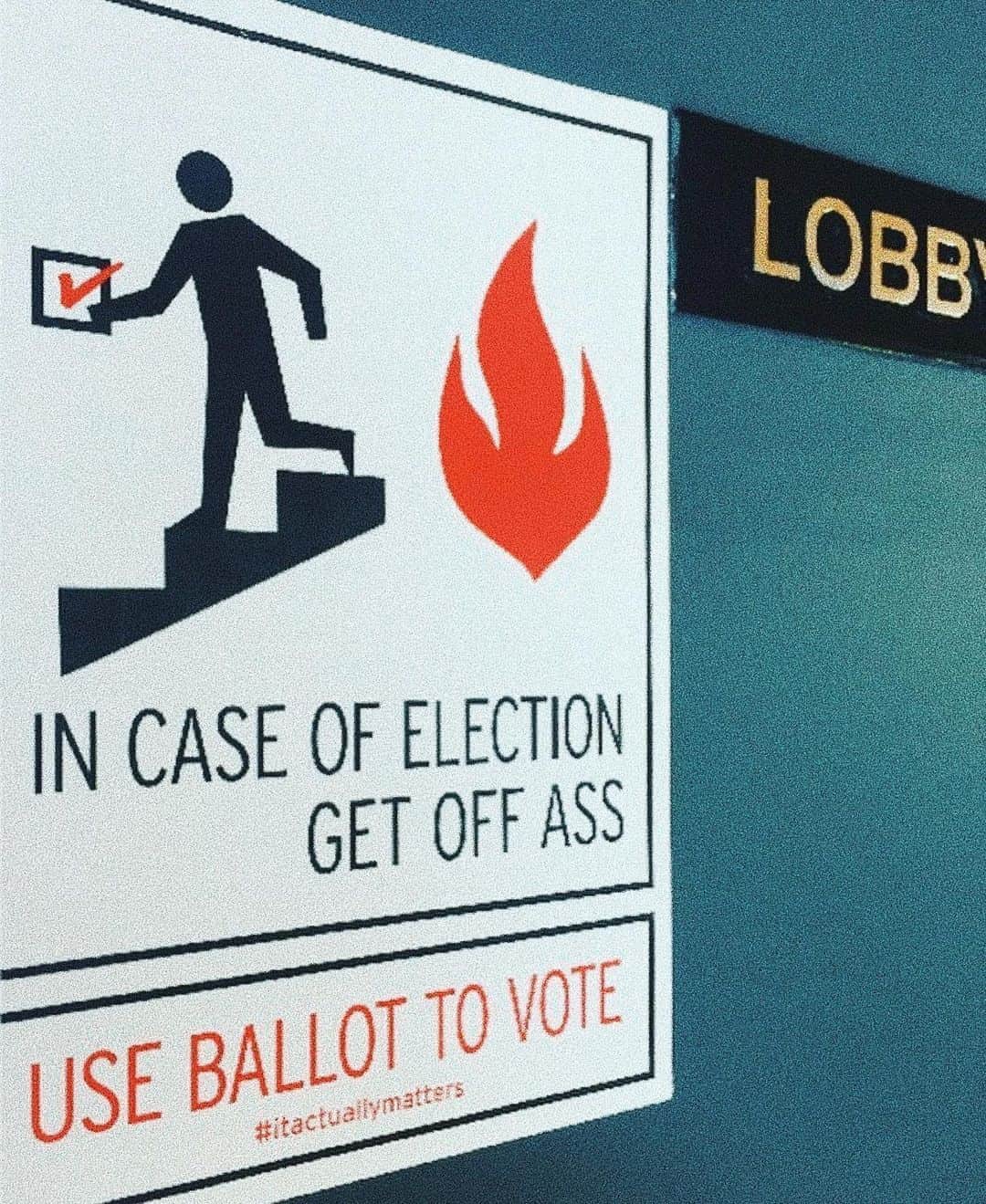 リザ・コッシーのインスタグラム：「if you haven't registered yet, THIS IS YOUR SIGN • get off ya booty, and do ya civic duty • click my link in bio to register now, comment below once you have and then await a sincere thank you from me.」