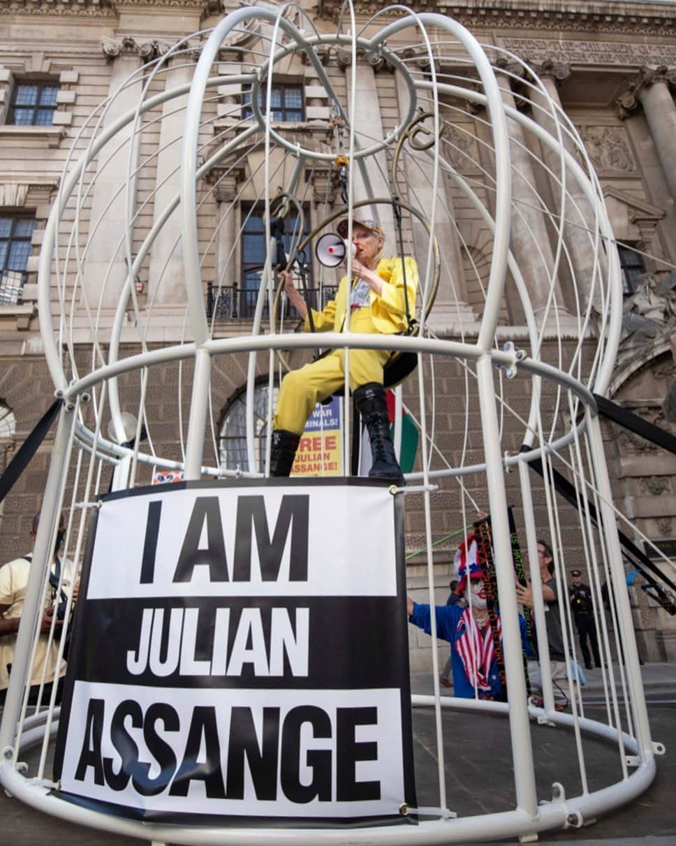 アンドレイ・ペジックさんのインスタグラム写真 - (アンドレイ・ペジックInstagram)「Every journalist from Sydney to New York to London who fails to stand up and oppose Julian Assange’s extradition to the US should find the nearest beach and put your head in the sand. You are not only failing to stand up for democratic principles you are helping criminal governments destroy your own profession. If the US succeeds in destroying this man you might be next. #freejulianassange P.S. This man has received major rewards for his journalism for anyone hiding behind the pathetic “he’s not a  real journalist”  argument.」7月27日 11時10分 - andrejapejic