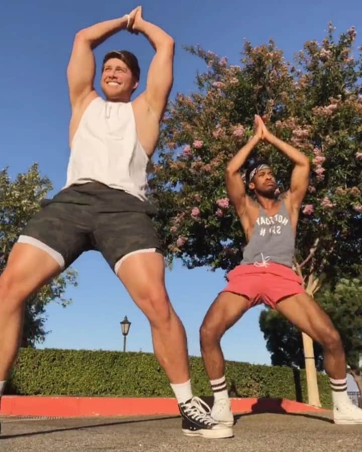 タイタス・マキン・ジュニアのインスタグラム：「This tik tok trend has been crackin me up 😂 • • •  #taylorswift #marryme #challenge #tiktok」