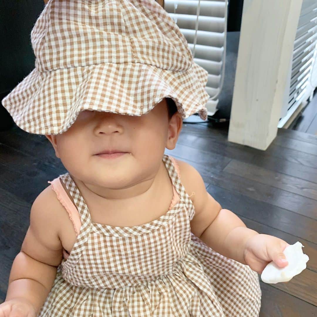 三浦あくりさんのインスタグラム写真 - (三浦あくりInstagram)「ちびあくコーデ❤︎ . とにかく帽子が嫌いで 奇跡的に撮れた１枚😂😂 秒速で取られるの😂😂 このかわいーーーーん 帽子とsetのロンパース（ワンピースに見えるけどしっかりおまたのところスナップついてるので下に何かはかせなくていい！楽！）は @kaitas_jp  さんのもの❤︎❤︎ 品番...B0276だよ❤︎ #kaitas_jp#komachi_fashion 赤ちゃん#女の子ママ#新米ママ#赤ちゃんのいる生活#キッズコーデ#ベビー服#ベビーファッション#ベビー #10ヶ月ベビー#ちびあくstyle」7月27日 11時34分 - akurimiura