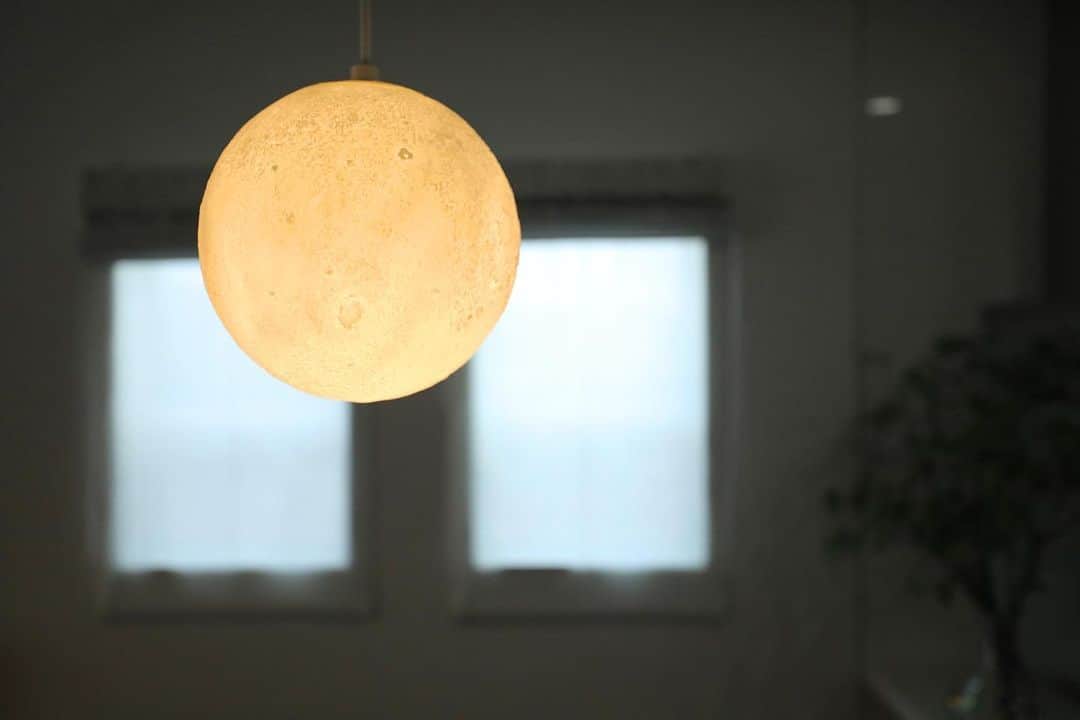 井上建設株式会社（下関）のインスタグラム：「ダイニング照明… 「こうなります！」  #inouek #illumination #moon #お気に入り #オレンジ色 #くつろぎ空間 #注文住宅 #一戸建て #みとれる可愛さ」