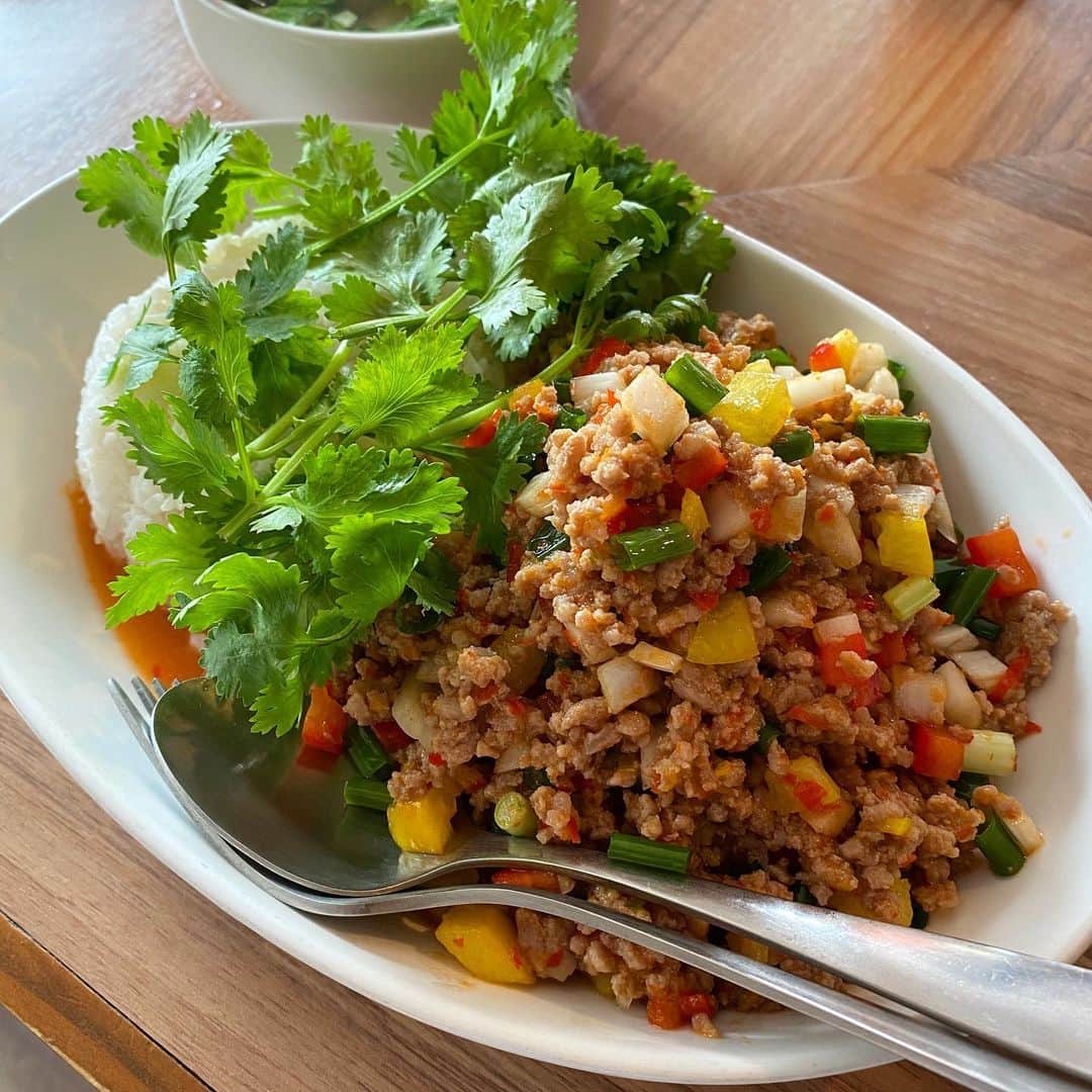 エダジュンさんのインスタグラム写真 - (エダジュンInstagram)「月曜日はタイ料理を（´-`）.｡o ・ ヤムタオフー ・ 豆腐のヤム。タイ料理にはないみたいですが、日本の豆腐が美味しいから、作ったメニューみたいで、創作タイ料理もやっぱり好きだな☺️✨ ・ 今日もパクチーチャージ！ ・ #phakchi#coriander#cilantro  #パクチー#パクチーボーイ#エダジュン #thaifood#タイ料理」7月27日 11時42分 - edajun