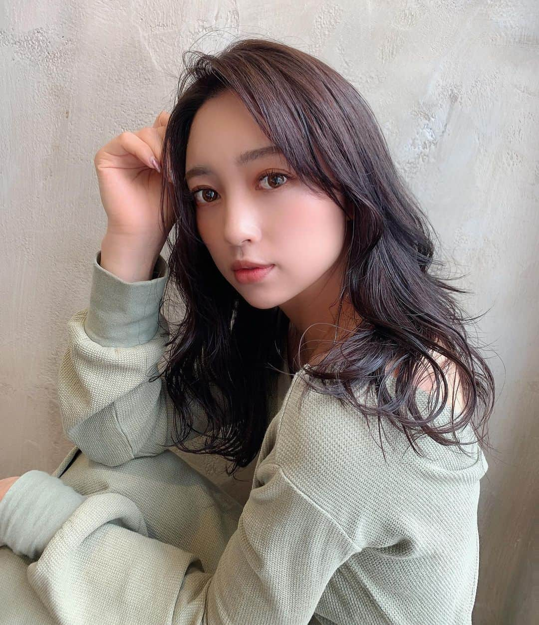 唯可（yuika）さんのインスタグラム写真 - (唯可（yuika）Instagram)「ヘアカラーしてきました✌️ 2枚目以降が本当の色味だよ 今回はお仕事の関係で髪の毛を 一旦暗めにしてもらったの . めーちゃくちゃ綺麗に色入れてくれた さすがみわさん💛　@miwa0119  カラーリストだからガチで良い色にしてくれる ヘアカラーで迷った人は是非みわさんに相談してみて✨ . . さてさて今週も一週間頑張りましょう💪 . .  . #ヘアカラー#外国人風#オルチャン#オルチャンメイク#センター分け #韓国人風#アラサーヘア#ヘアチェンジ#イメチェン#美容室#サロモ#サロンモデル#花柄#ヘアメイク#マツエク#美容垢」7月27日 11時42分 - yu.i.k.a