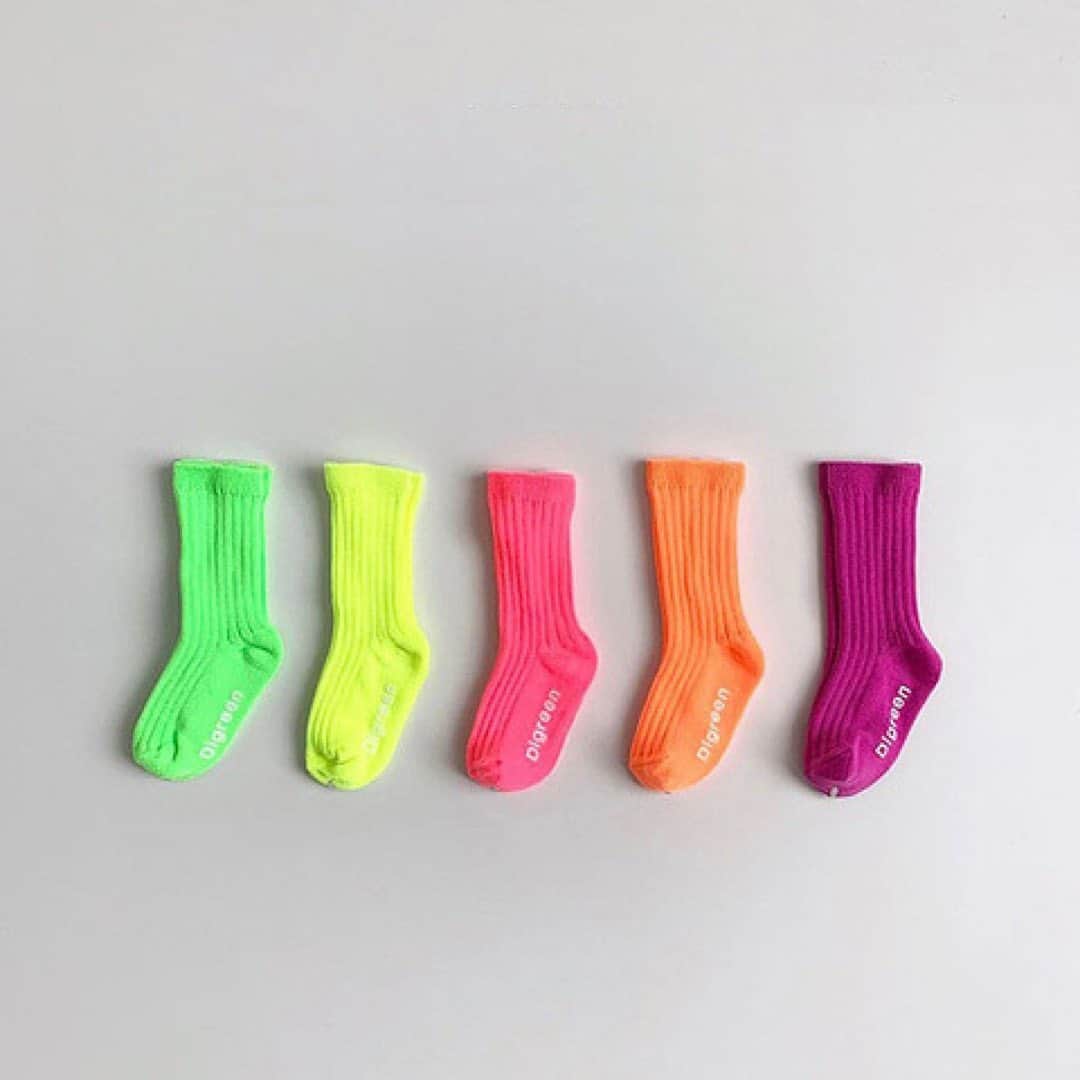 セレクトショップneveragainさんのインスタグラム写真 - (セレクトショップneveragainInstagram)「. . neoncolor socks  シンプルに使いやすく、いい色が5枚セットになっており、コーディネートのアクセントにもなります とってもおすすめのソックスです 我が家ではもはや、これのみ状態です  これからの季節ですと、ストラップサンダルなどと合わせても可愛いw  毎回お問い合わせも多い人気のアイテムです  ぜひご覧ください  ¥2000＋tax S(13-15㎝) M(15-17㎝) L(17-19㎝) XL(19-21㎝)  画像① 全サイズ在庫有り  画像② XL完売  画像③ S XL完売 M完売 L在庫有り」7月27日 11時50分 - neveragain_kids