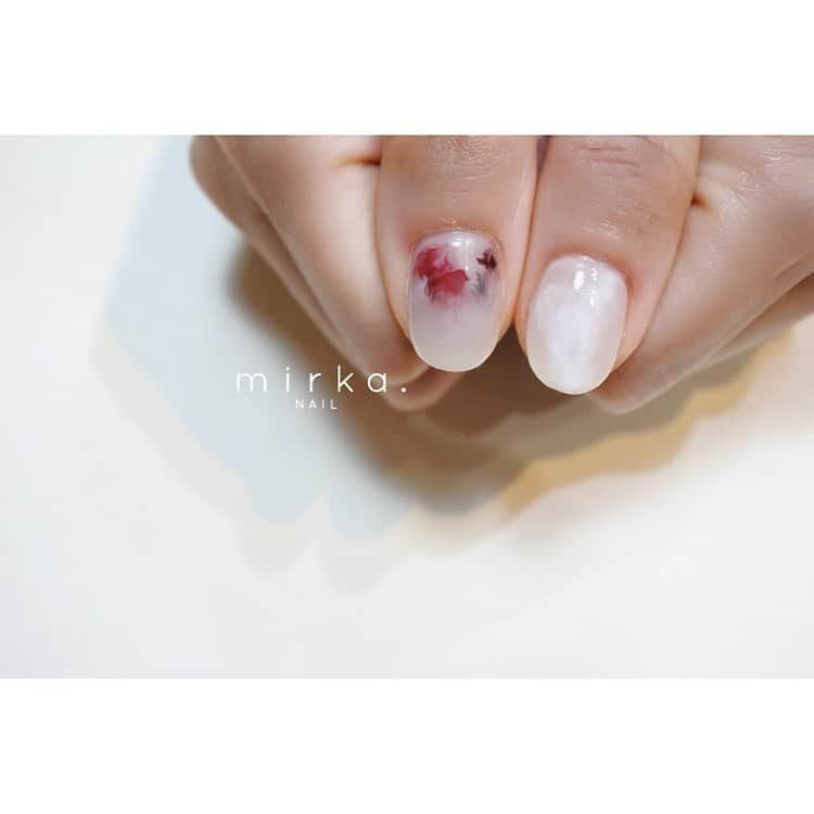 mirka. NAIL(ミルカネイル)さんのインスタグラム写真 - (mirka. NAIL(ミルカネイル)Instagram)「﻿ もやもや滲みアート◯﻿ ﻿ お任せありがとうございました☻﻿ ﻿ ﻿ -----------------------------------------﻿ ﻿ ご予約、お問い合わせは﻿ LINE公式アカウント@mirka.nail(@含む)まで。﻿ 直近の空き状況やご予約方法、そのほか詳細はLINEタイムラインをご覧ください。﻿ ご新規さまの受付も再開してます。﻿ ﻿ オーダーネイルチップのご注文もお気軽にお問い合わせ下さい。﻿ ﻿ ﻿ 感染予防対策をしっかり行ったうえでお客様をお迎えしております。﻿ ﻿ 〈感染予防の取り組み〉と〈お客様へのお願い〉を﻿ ハイライトにてまとめておりますので、ご確認くださいませ◡̈﻿ ﻿ ﻿ ﻿ #mirkanail#nails#nail#nailart#naildesign﻿ #ショートネイル#ネイルアート#ネイルデザイン#ネイル#大人ネイル#シンプルネイル#オフィスネイル#ニュアンスネイル﻿」7月27日 11時48分 - mirka.nail