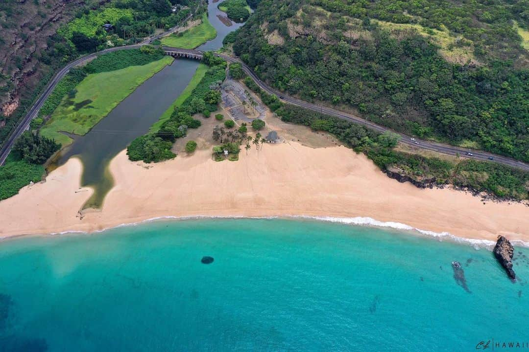 クラーク・リトルさんのインスタグラム写真 - (クラーク・リトルInstagram)「Something about an empty Waimea bay....💙🤙🏼😍 #northshore #oahu #home #pupukea #clarklittle 🆑」7月27日 11時48分 - clarklittle