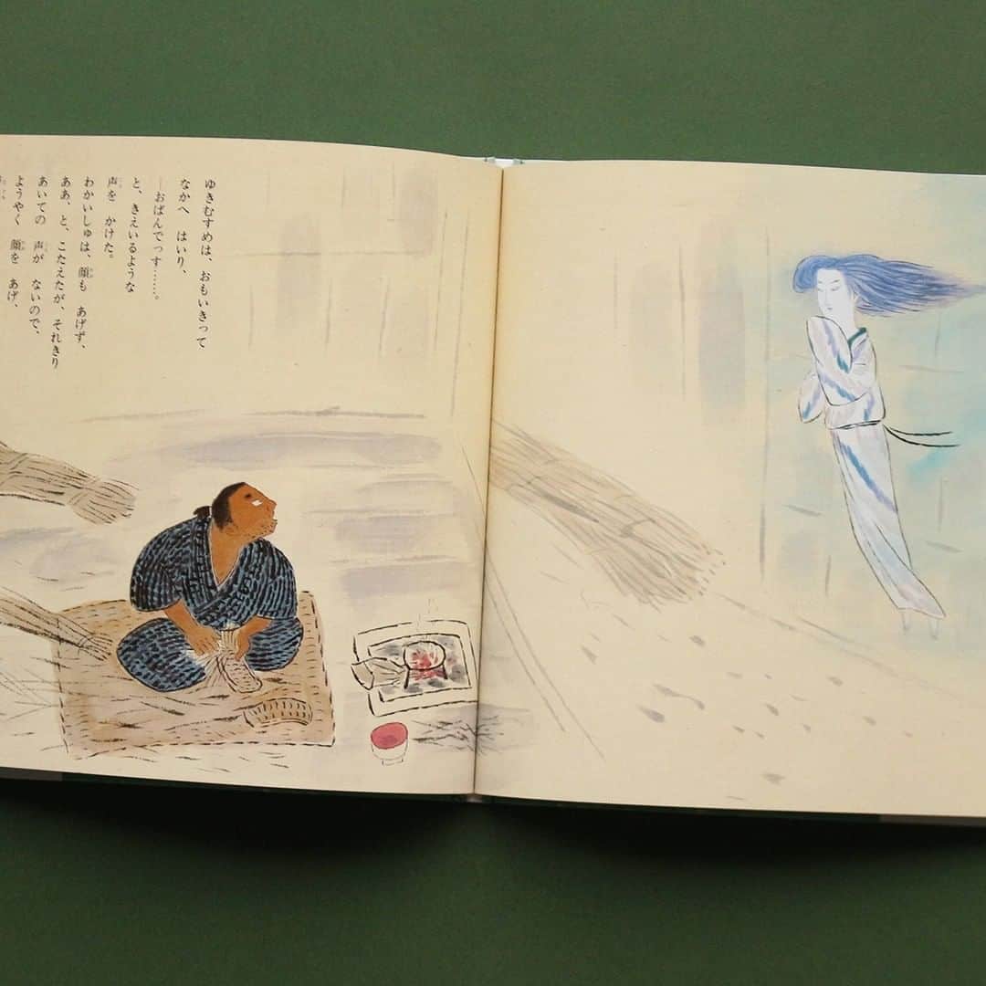 偕成社さんのインスタグラム写真 - (偕成社Instagram)「【今週のおすすめ】赤羽末吉の絵で楽しむ昔話絵本5作  1980年に、日本人として初めて国際アンデルセン賞・画家賞を受賞した赤羽末吉さんは、2020年生誕110周年を迎えます。  代表作『スーホの白い馬』をはじめ、数々の昔話絵本を手がけてきた赤羽末吉さんの作品から5作をご紹介します。  ●これぞ、昔話絵本！　ねずみのすもう（神沢利子・文／1983年） 神沢利子×赤羽末吉という安心感のあるコンビで描いた絵本。やはり昔話はこのような絵で味わいたいと思わせる１作です。登場するおもちのおいしそうなこと！　  ●やさしさのある『ゆきむすめ』（今江祥智・文／1981年） 今江祥智さんが「赤羽末吉さんという絶妙な描き手と組むとあっては、こちらもひとつ羽ばたいてみなければ—-」と考えた、オリジナルの「ゆきむすめ」。  ●鼻がどこまでものびる！奇想天外な『てんぐだいこ』（神沢利子・文／1982年） ちょっとしたきっかけでみるみる「てんぐ」になってしまう様がカラフルに描かれます。  ●頼光四天王の「鬼退治」を題材に『鬼のうで』（1976年） 闘いの末に鬼のうでを切り取り持ち帰った渡辺綱、そしてその腕をとりかえそうとあの手この手で襲いかかる鬼。その勝負の行方は？　無駄のない最小限の線と、効果的な色づけで動きのある画面をつくった、デザイン性の高い絵本です。  ●今昔物語集の一遍の絵本化『鬼ぞろぞろ』（舟崎克彦・文／1978年） 男がでくわす、百鬼夜行の場面は、冷気を感じさせるほど、鬼の放つ恐ろしさがみごとに表現された迫力ある画面で、一気に魑魅魍魎のいる平安の世界に引き込まれます。赤羽末吉の画力が遺憾無く発揮された作品。  くわしい記事は @kaiseisha_pr のハイライトをご覧ください。  #今週のおすすめ #赤羽末吉 #ねずみのすもう #ゆきむすめ #てんぐだいこ #鬼のうで #神沢利子 #今江祥智 #舟崎克彦 #偕成社 #kaiseisha #公式アカウント #絵本 #児童書」7月27日 12時00分 - kaiseisha_pr