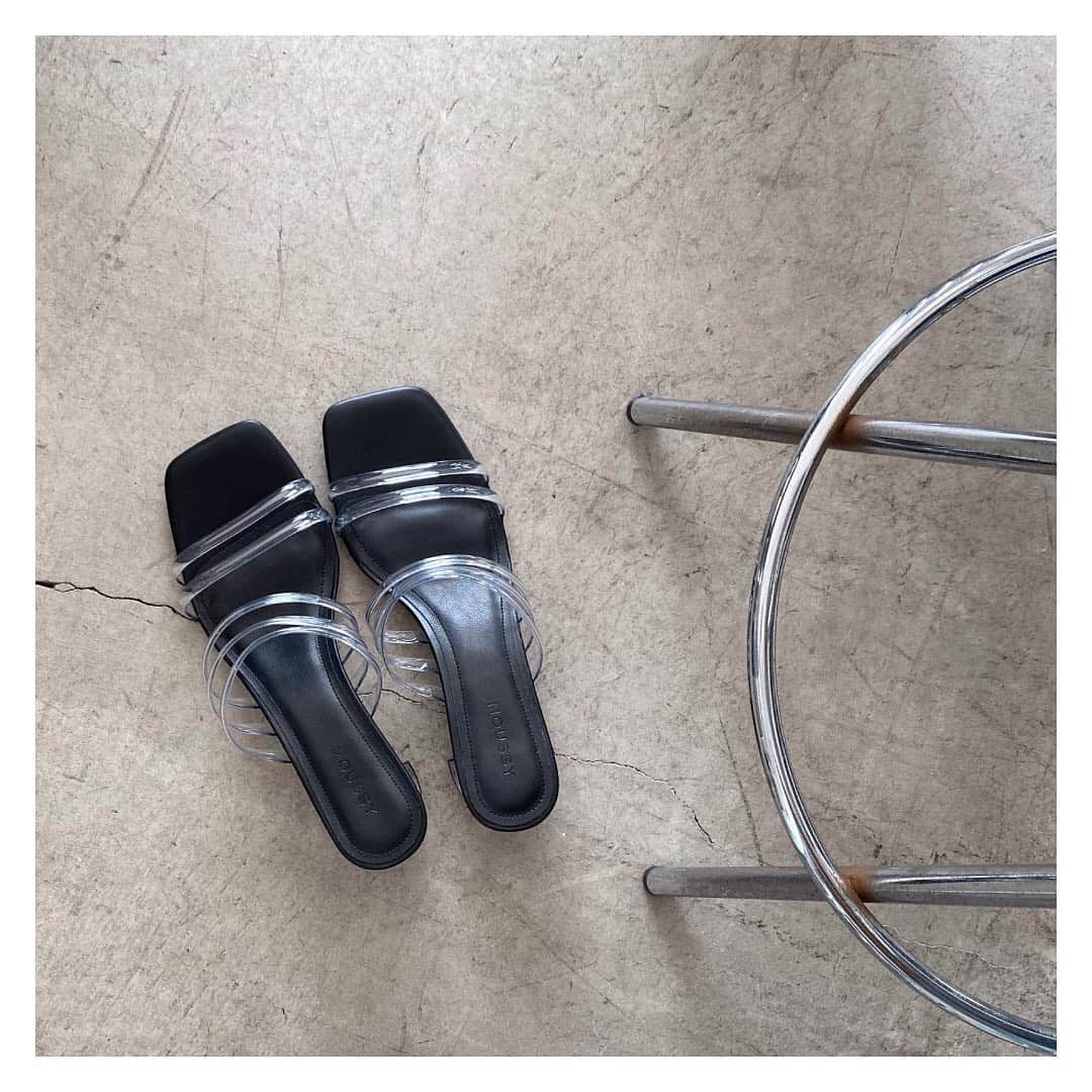 マウジーさんのインスタグラム写真 - (マウジーInstagram)「July accessories ・VINYL STRAP SANDALS(010DSW52-1390) 夏らしいビニール素材のストラップがポイントのサンダル。 旬なスクエアトゥデザインでコーディネートにトレンド感をプラスしてくれる。 ブロックヒールなので安定感もあり、デイリーに履き回せる一足。 全国のMOUSSY店舗・SHEL'TTER WEB STOREにて発売中。 #MOUSSY」7月27日 12時02分 - moussyofficial