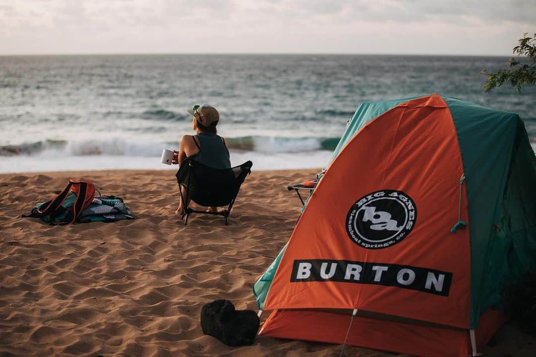 Burton Japanさんのインスタグラム写真 - (Burton JapanInstagram)「イージーに設営できるBig Agnes® x Burton Blacktail 2 Tentは、ビーチでのシェルターとしても使用可能。誰もいないポイントを探して、自分だけの時間を過ごしましょう。Photo: @jesselynndawson #Fall2020Burton #CampOn #BigAgnes」7月27日 12時05分 - burtonjapan
