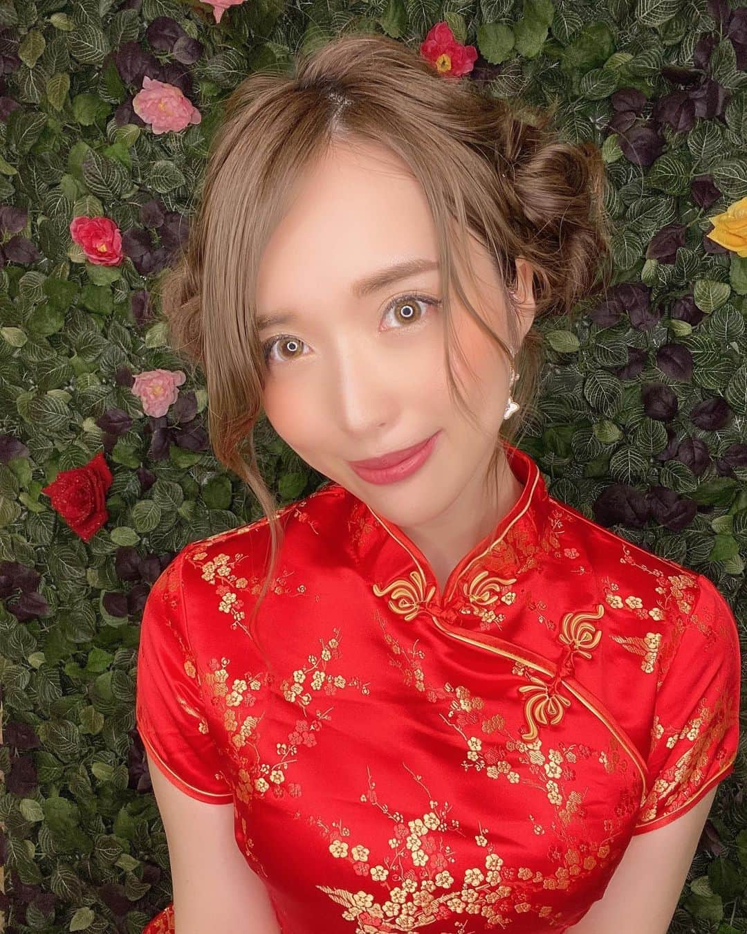 岡英里さんのインスタグラム写真 - (岡英里Instagram)「ライブ配信でイベントがあったので #チャイナドレス のコスプレしました🐼❣️  初日はシンプルにアップヘアー❗️ 最終日はお団子でよりチャイナ感を強めました🤣  どちらも @cupola_omotesando でやって頂きましたよ💕  初日の綺麗めアレンジは @masakatsusano さん  最終日の可愛いアレンジは まなみさん☺️  #クーポラ表参道 のスタイリストさんはみなさんヘアセットバッチリできる方々なのでいつ誰に当たっても大満足な仕上がりに☺️❤️  いつもありがとうございます😂💕  そしてイベントの結果は初日デイリー1位👑　総合5位でした😂  応援してくださった皆様ありがとうございました😊❤️  #チャイナコス #コスプレ #赤 #red #ロング #可愛い #かわいい #お団子ヘア #お団子アレンジ #アップヘア #ヘアセット #ヘアアレンジ #お任せ #安心 #bigolive #ライブ配信 #イベント #アラサー #ライバー #japapnese #cosplay #cosplaygirl #instagood」7月27日 12時05分 - okaeri0424