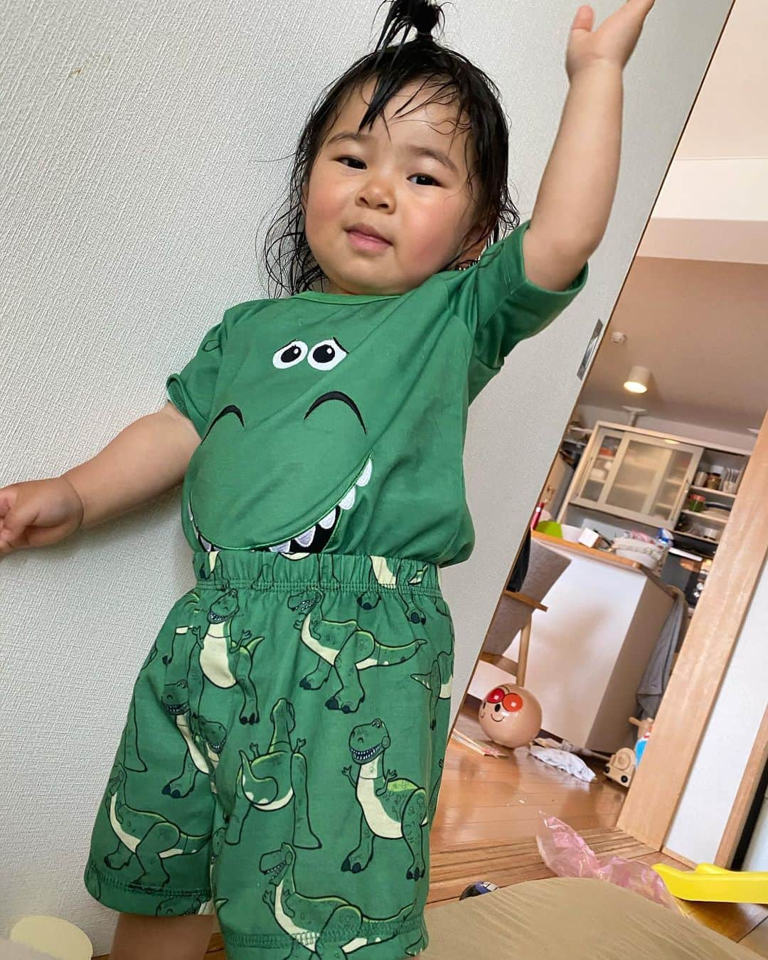 クロさんのインスタグラム写真 - (クロInstagram)「お風呂上がりの1枚🦖﻿ ﻿ 「はーーーーーい」﻿ ﻿ ﻿ REXのパジャマとっっっても似合う☺️👏🏽👏🏽👏🏽👏🏽﻿ ﻿ #トイストーリー #toystory #disney #rex #母の趣味 #女の子っぽいものよりこういうのが似合う気がして #カリフォルニアディズニーのお土産 #1歳コーデ #東京 #可愛い #ありがとう #空 #ファッション #コーデ #大好き #tokyo #コーデ #baby #女の子ママ #ママリ#ベビフル #コドモノ #赤ちゃんのいる生活 #mamagirl #ママカメラ #おやこーで #リンクコーデcordinate #親バカ部 #あいのり #ちびクロコーデ #ちびクロdiary﻿」7月27日 12時08分 - kuro_risa