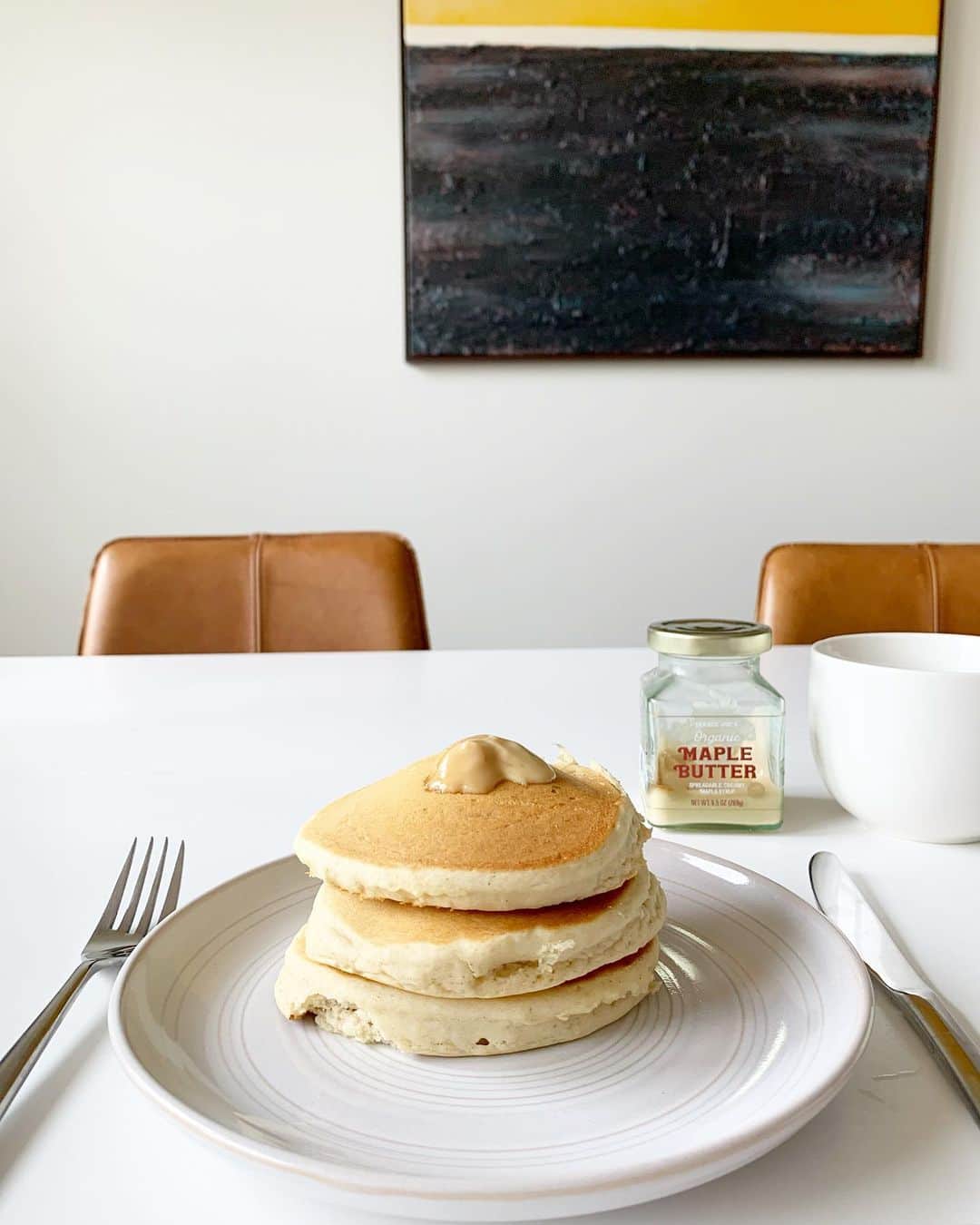 高木りなのインスタグラム：「週末の朝ごはん☀️🥞💓 小麦粉を使わないグルテンフリーパンケーキ。トレジョで買ったメイプルバターと一緒に🍁🍯✨ #주말아침 밀가루 안쓰는 글루텐 프리 핫케이크 🥞 트레이더죠에서 산 메이플시럽버터와 함께✨ . . #pancakes #glutenfree #maplebutter #traderjoes #sundaymorning #losangeles #california #パンケーキ #グルテンフリー#週末 #朝ごはん #おうちごはん #핫케이크 #글루텐프리 #집밥」