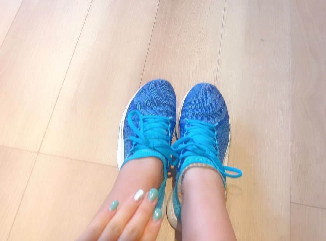 青木茉里奈のインスタグラム：「Training💠 ・ ・ ・ #training  #sneakers #newbalance  #nails #lucugel」