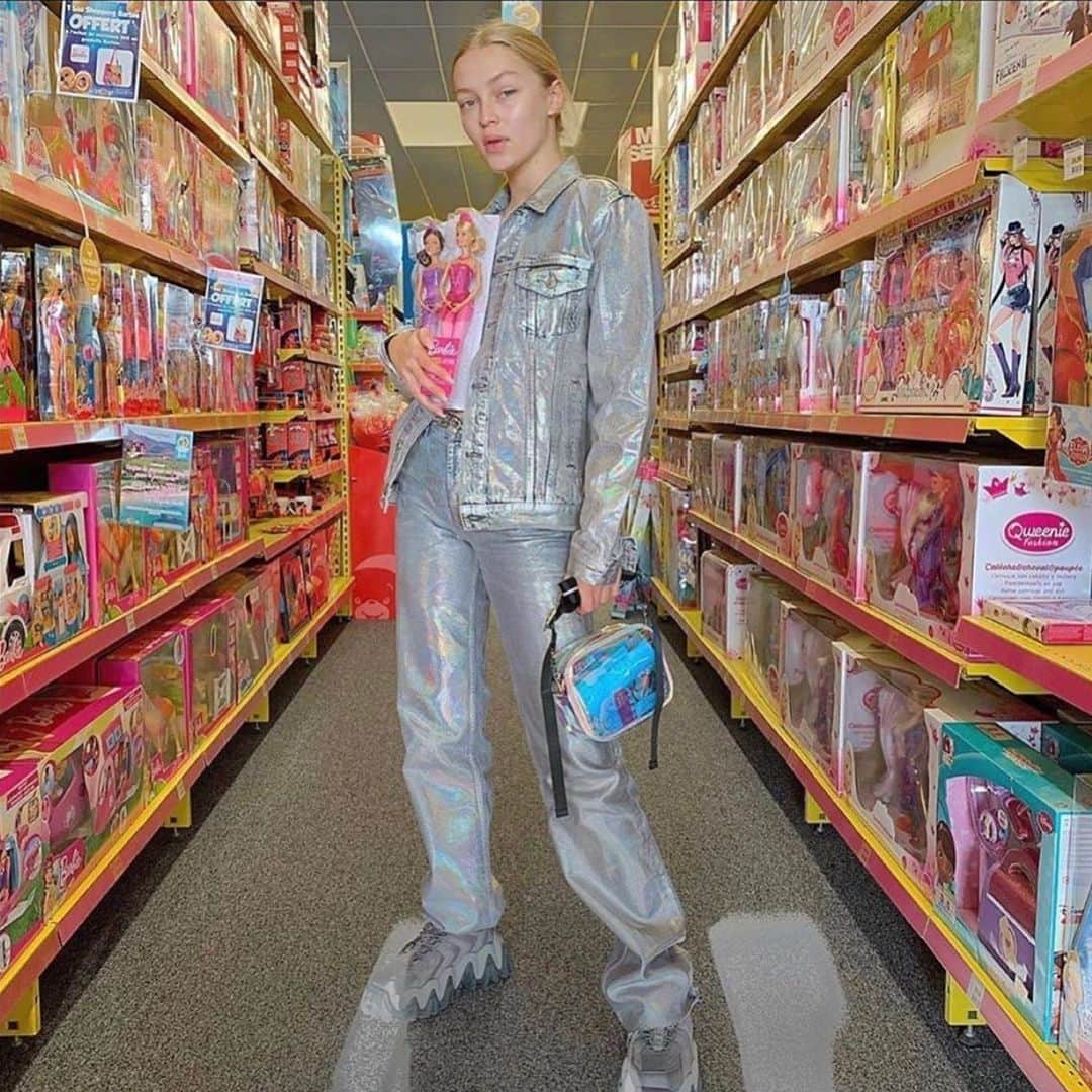 I.T IS INSPIRATIONさんのインスタグラム写真 - (I.T IS INSPIRATIONInstagram)「Strike a pose whenever wherever like a Barbie doll. - Spotted @reginaanikiy in @eytys halo sneakers with the grunge-cool look ! - #ITHK #ITisInspiration #eytys #halosneakers #sneakers #chunkytrainers」7月27日 12時25分 - ithk