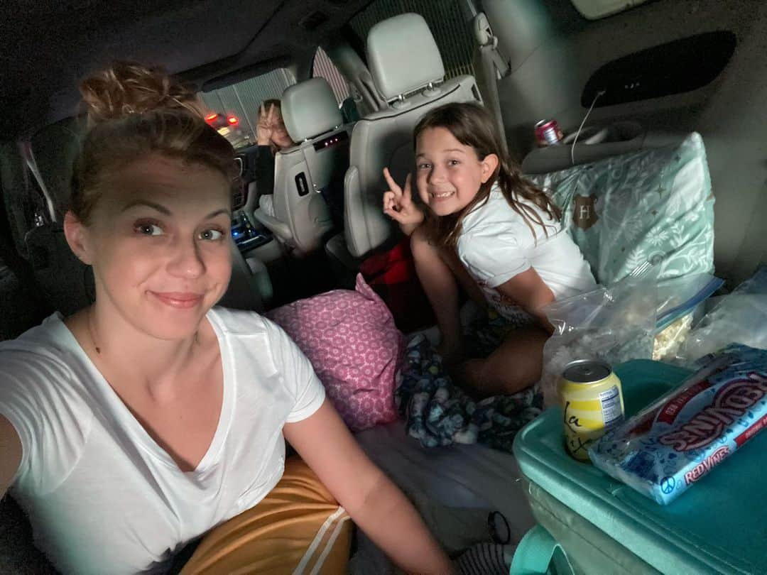 ジョディ・スウィーティンさんのインスタグラム写真 - (ジョディ・スウィーティンInstagram)「Our first time at a drive in movie at the Rose Bowl! We got snacks, Zo has her phone (inseparable) and Bea has ALL the blankets. We are READY! Sometimes, a ladies night helps the spirits ❤️ #tribeca2020 #redrockentertainment」7月27日 12時25分 - jodiesweetin