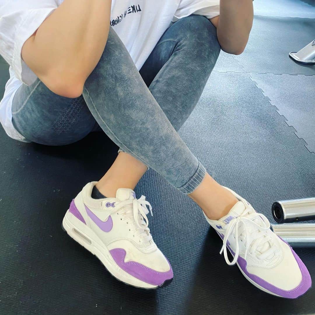 Chiharuのインスタグラム：「この色絶妙だよねん💜👟　 #airmax1 . #ナイキスニーカー  #ナイキ女子  #yesnike #nikeairmax90  #nikeaddict  #airforce1  #nikeairforce1  #nikejapan  #筋トレ女子 #腹筋女子  #減量中  #女性パーソナルトレーナー #美尻トレーニング #お尻トレーニング  #ヒップアップトレーニング」