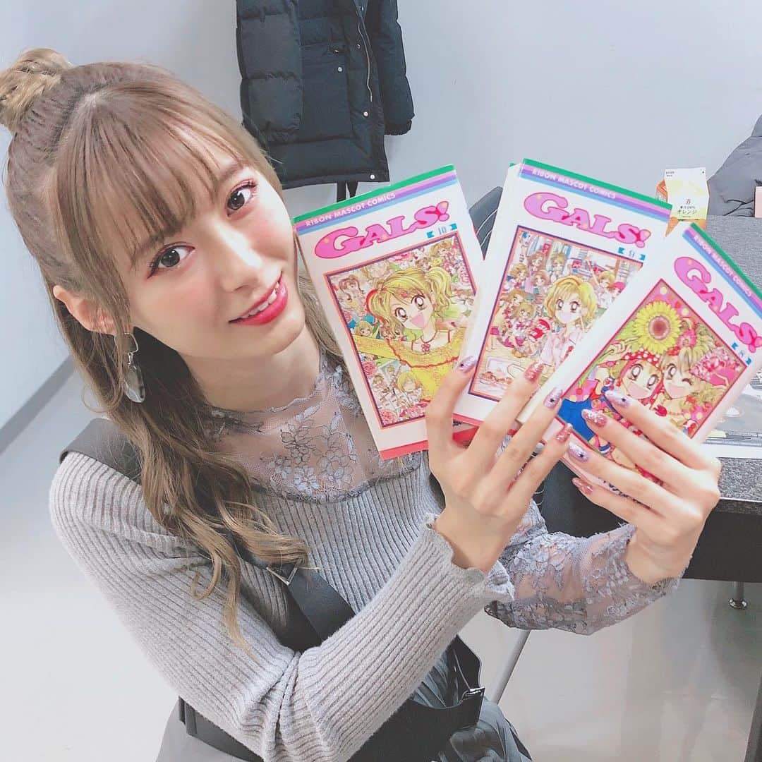 のインスタグラム：「♥GALS!♥﻿ ﻿ GALS!知ってますか？﻿ ﻿ えりがめちゃくちゃ影響をウケた漫画です♥﻿ ﻿ 小学生の時に出会って﻿ 渋谷のNO.1ギャルになりたかった笑笑﻿ ﻿ ギャルにめちゃくちゃ憧れてました♥﻿ ﻿ この漫画で渋谷という街を覚えて、小学生の時にママに﻿ 連れてってもらいました！！！﻿ ﻿ その時にいたのが♥パンダギャル♥﻿ ビックリしたけど本当にこれがギャルか！って﻿ 思った記憶があります！！﻿ ﻿ ギャルサーをみてパラパラを覚えたり﻿ 小学生の時私服が基本的にルーズソックスばっかり！﻿ ﻿ ルーズソックスにローラーシューズ履いてた笑﻿ ﻿ ローラーシューズでスピンとか出来てたんよ！！！！﻿ ﻿ ﻿ そしたらこの前ママからいきなりローラースケートが﻿ 出てきたからやれば？って言われた笑﻿ ﻿ やりはじめたら見てくれますか？笑笑﻿ ﻿ ﻿ #morningmusume20 #モーニング娘20﻿ #helloproject  #顔面国宝﻿ #えりぽんかわいい #アイドル﻿ 存在が #インスタ映え #instablog﻿ #Love #beauty﻿ #followme #makeup﻿ #Instagram #Insta﻿ #메이크업 #얼스타그램﻿ #ig_Japan #팔로미﻿ #フォロー歓迎 #ootd﻿ #懐かしい #ギャル﻿ #GALS #comic﻿ #いいね #ローラースケート﻿ #Disney #IDOL﻿ #SELFIE #셀카」