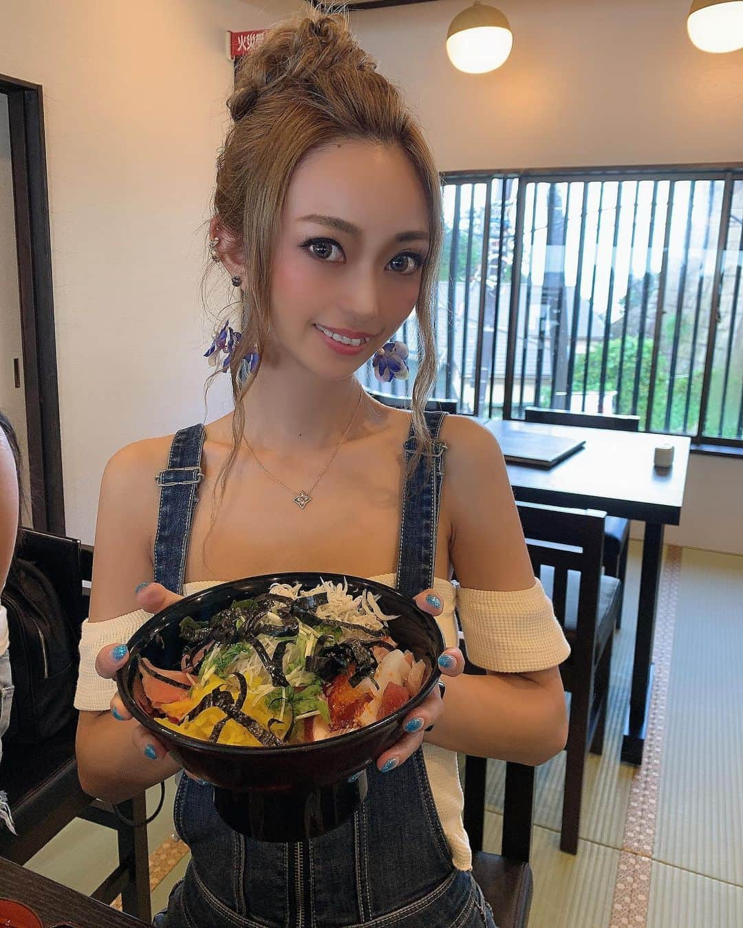 優姫ゆいなさんのインスタグラム写真 - (優姫ゆいなInstagram)「・ #まかない丼 #江ノ島亭 いろんな食材入ってて豪華だったぁぁ😭❤️ ・ ・  #ファブリック#優姫ゆいな#ゆいな#東京#六本木#新宿#池袋#歌舞伎町#名古屋#栄#錦#岐阜県#岐阜市#柳ヶ瀬#多治見市#キャバクラ#キャバ嬢#ファッション#love#instagood#follow#fashion#ootd#tbt#beautiful#happy#江ノ島#江ノ島ご飯」7月27日 12時28分 - yuina_az