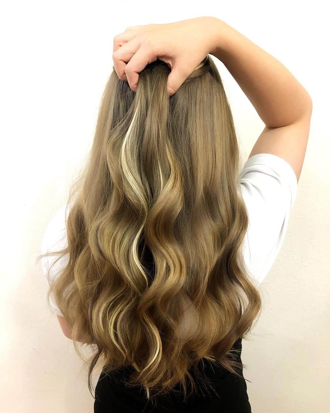 salon PRATiNO(サロンプラチノ)のインスタグラム：「. ✨コントラストハイライト✨ . シルキーなベージュカラーにシールエクステを💓 ハイライトとローライトはスジ感が綺麗に出るようにと、 さらに表面から目立たせたいので シールエクステを付けました💓 エクステは色落ちしないので 外すまでずっと色味を楽しめます✨  ハイライトをしたいけどダメージが気になる方、 色味をしっかり出したい方はエクステをポイントで 付けて動きを出す方法がオススメ😉👍🏾 . . 【CLAVIS PRATINO】 ◇月曜日～土曜日 10:00～20:00 ◇日曜日 10:00～18:00  ※定休日なし ※時間外はお問い合わせください。 愛知県名古屋市中区錦3-4-19石垣ビル７Ｆ ☎︎052-962-7017 . #hairstyle #hair #cornrow #braids #clavispratino #spiralperm #pratino #hairsalon #nagoya #haircolor #love #派手髪 #外国人風カラー #バレイヤージュ #グラデーション #コーンロウ #ブレイズ #スパイラルパーマ #特殊ヘア #ブラックヘア #美容室 #ヘアサロン #ヘアスタイル #ヘアカラー #クラビスプラチノ #名古屋 #栄 #錦」