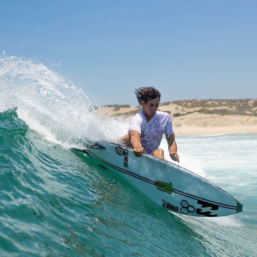 のインスタグラム：「Turns like this never, ever get old @eithanosborne. ⠀⠀ #LifesBetterInBoardshorts」