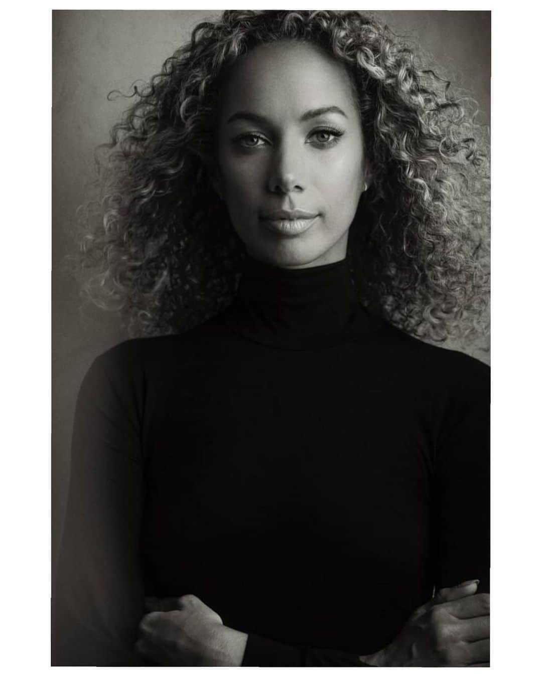 レオナ・ルイスのインスタグラム：「#challengeaccepted accepted 🖤 I love the amazing women I’m surrounded by, honored to walk this life with you by my side. Thank you for nominating me, I promise to show up for you in every way I can ✨」