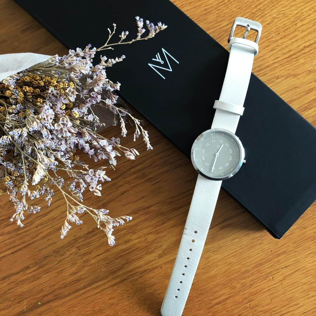 青木菜摘のインスタグラム：「. MAVEN WATCHESさんから 素敵なプレゼントを頂きました🎁 . 私はスモークグリーンオフホワイトという色を選びましたが、色々あって一晩悩みました😻 . 10%オフになるコードがあります↓ nachego  頂いてから毎日つけてるのでもうすでに 使用感がある写真ですみません🥺 . #マベン #マベンウォッチズ #時計 #腕時計 #mavenwatches」