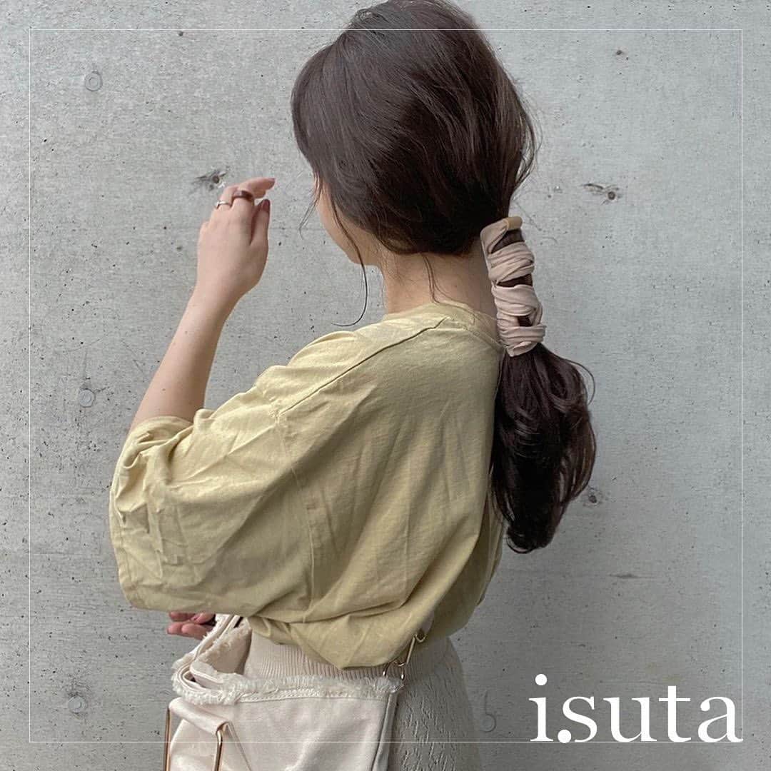のインスタグラム：「湿気でボサボサになりたくない...。﻿ たった3分でできる「梅雨の日ヘアアレンジ」♡﻿ ﻿ ﻿ 湿気が多い梅雨の時期は、せっかくセットしても、うねったりボサボサになってしまいますよね…。﻿ ﻿ ﻿ 今回は、不器用さんでも大丈夫！たった3分でできる簡単「梅雨の日ヘアアレンジ」をご紹介します♪﻿ ﻿ ﻿ ①らくちんなのにキマル「ゆるゆるローポニー」﻿ ﻿ ﻿ ②憂鬱キブンも吹き飛ばす「高めおだんご」﻿ ﻿ ﻿ ③崩れ知らずの「みつあみアレンジ」﻿ ﻿ ﻿ ④雨でもおしゃれしたいときは「玉ねぎヘアー」﻿ ﻿ ﻿ 詳しいアレンジ方法は @isuta_jp トップのURLから記事をチェック！﻿ ﻿ ﻿ photo by﻿ @_y_u_k_i_e_﻿ @_miii_1207_﻿ @sn___.07﻿ ﻿ ﻿ #isuta #イスタ #isuta_fashion﻿ #isutapic #梅雨アレンジ #梅雨対策 ﻿ #ローポニー #簡単ヘアアレンジ #ヘアアレンジ﻿ #紐アレンジ #リボンアレンジ #ねじりアレンジ ﻿ #三つ編みアレンジ #くるりんぱ #くるりんぱアレンジ ﻿ #ヘアアクセサリー #セルフアレンジ #ヘアアクセ ﻿ #夏ヘアアレンジ #ロープ編み #ロープ編みアレンジ﻿ #お団子ヘア #お団子アレンジ #美容学生 ﻿ #たまねぎヘア #玉ねぎヘアー #雨の日アレンジ」